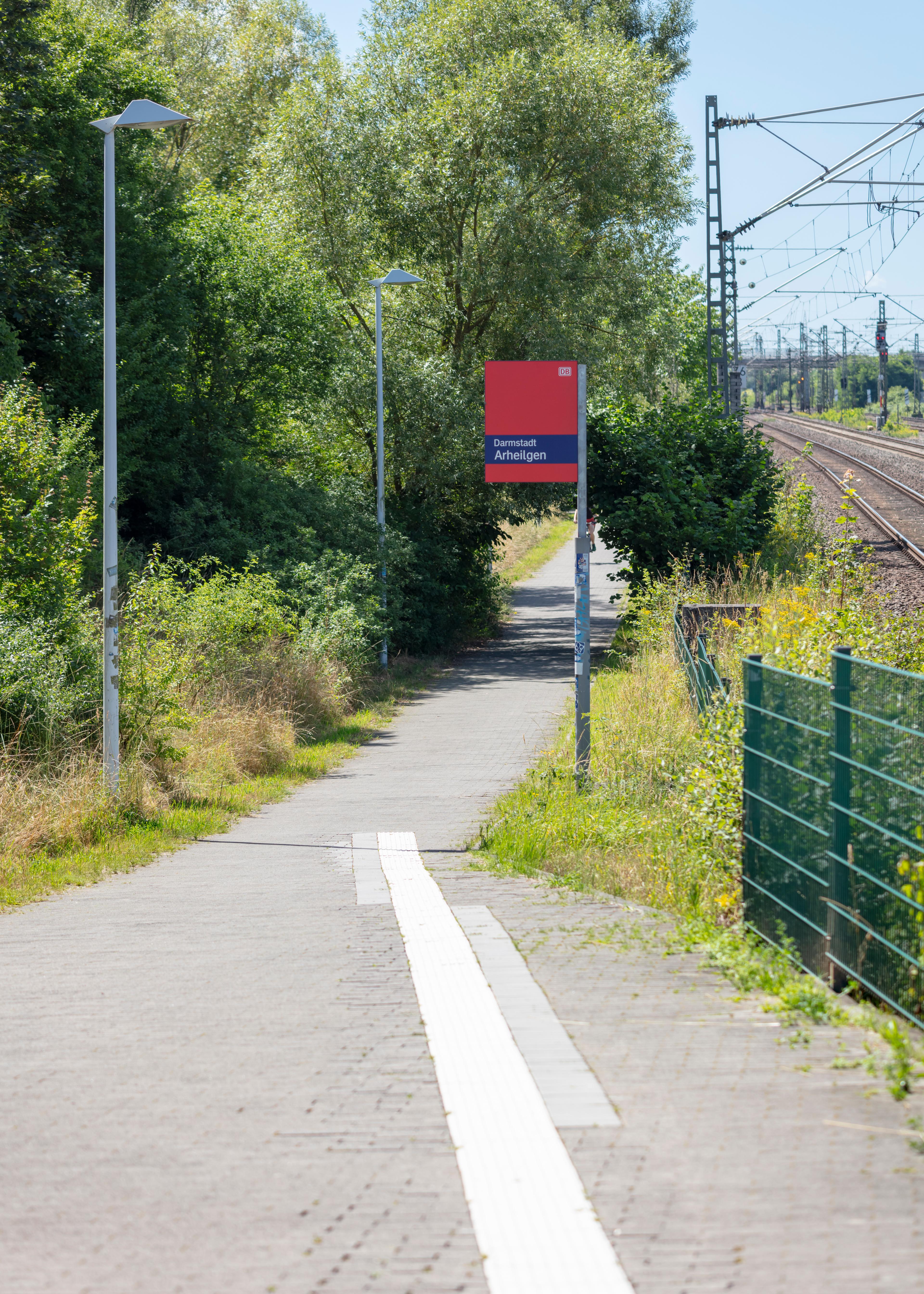 Rampe mit taktiler Wegeleitung auf dem Boden