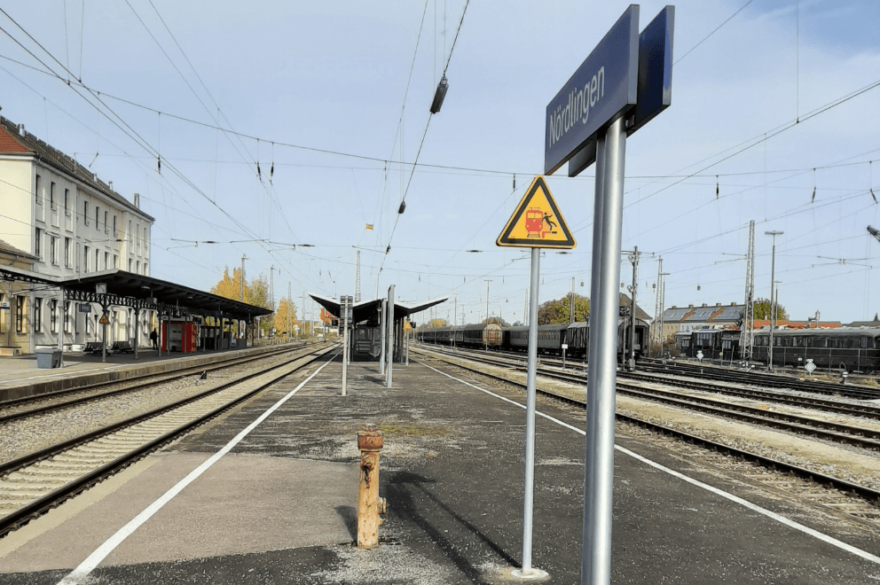 Das Bahnhofsschild Nördlingen auf einem veralteten Mittelbahnsteig.