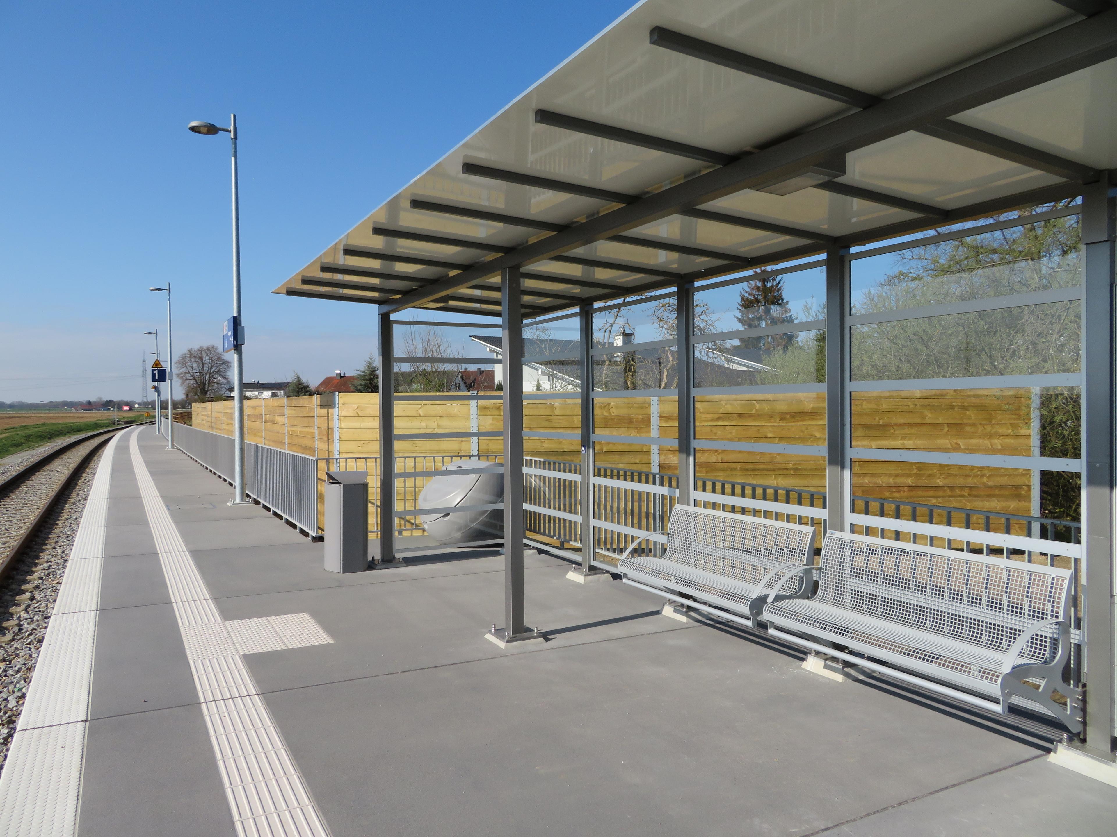 Der Bahnsteig ist mit einem Wetterschutzhaus und Sitzgelegenheiten ausgestattet.