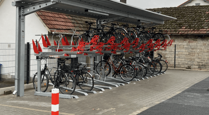 Blick auf die frisch errichtete neue Fahrradabstellanlage. 