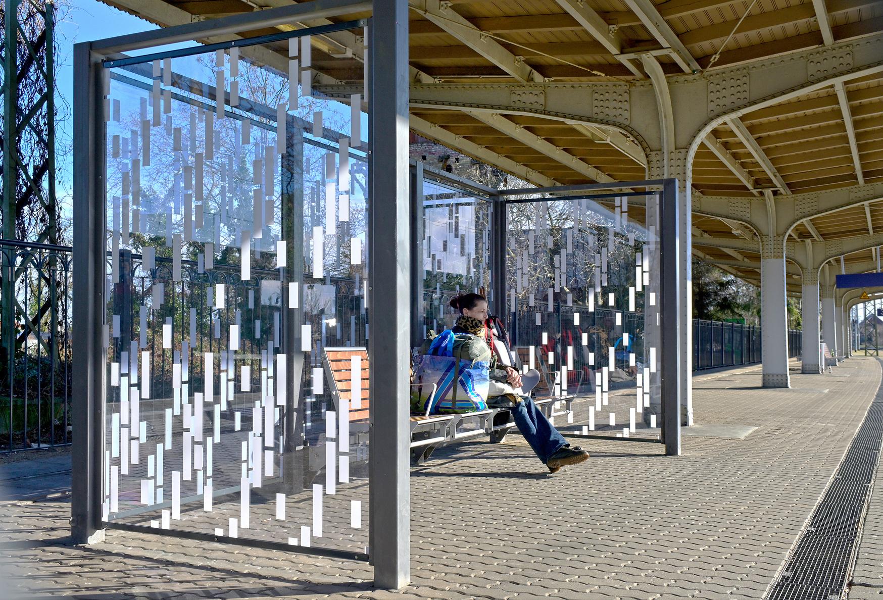 Ein Wetterschutzhäuschen am Bahnhof Werder (Havel). 