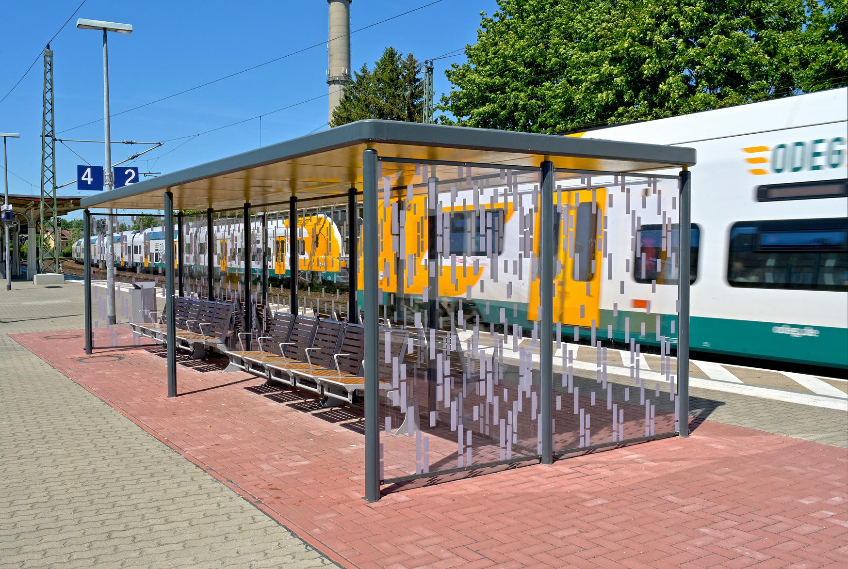 Ein neues Wetterschutzhäuschen am Bahnhof Werder (Havel).