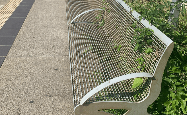 Der Blick auf einen Bahnsteig mit den alten Sitzmöbeln.