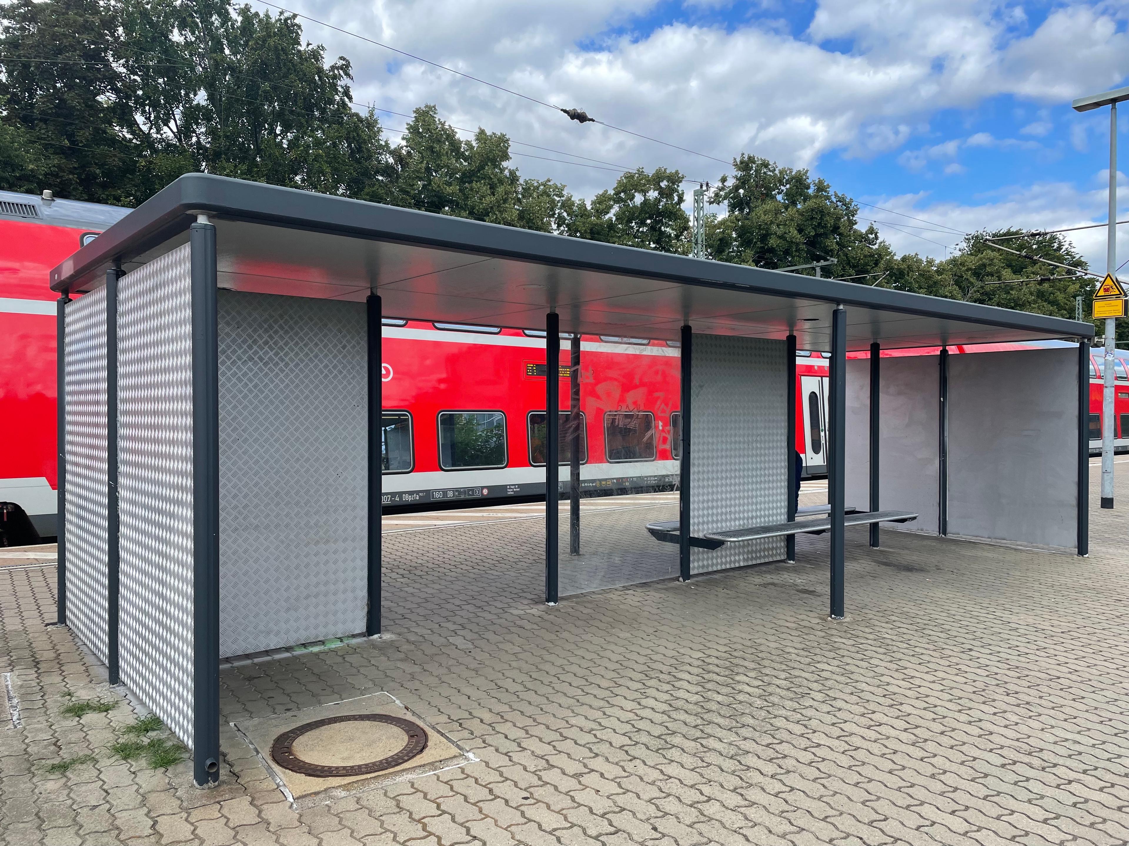 Das Wetterschutzhäuschen am Bahnhof Werder (Havel) vor der Renovierung.