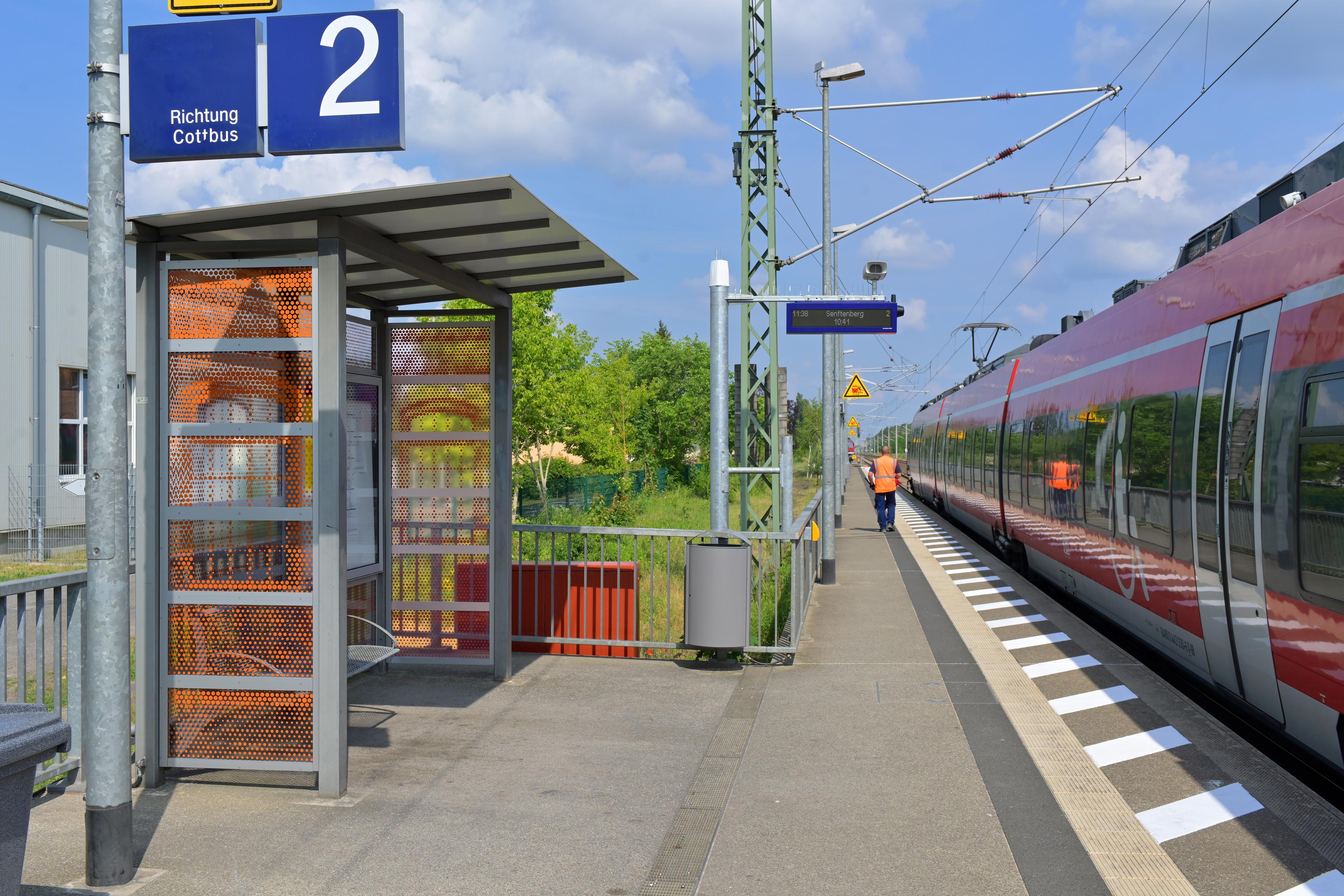 Neu gestaltete Wetterschutzhäuschen am Bahnhof Halbe nach der Fertigstellung.