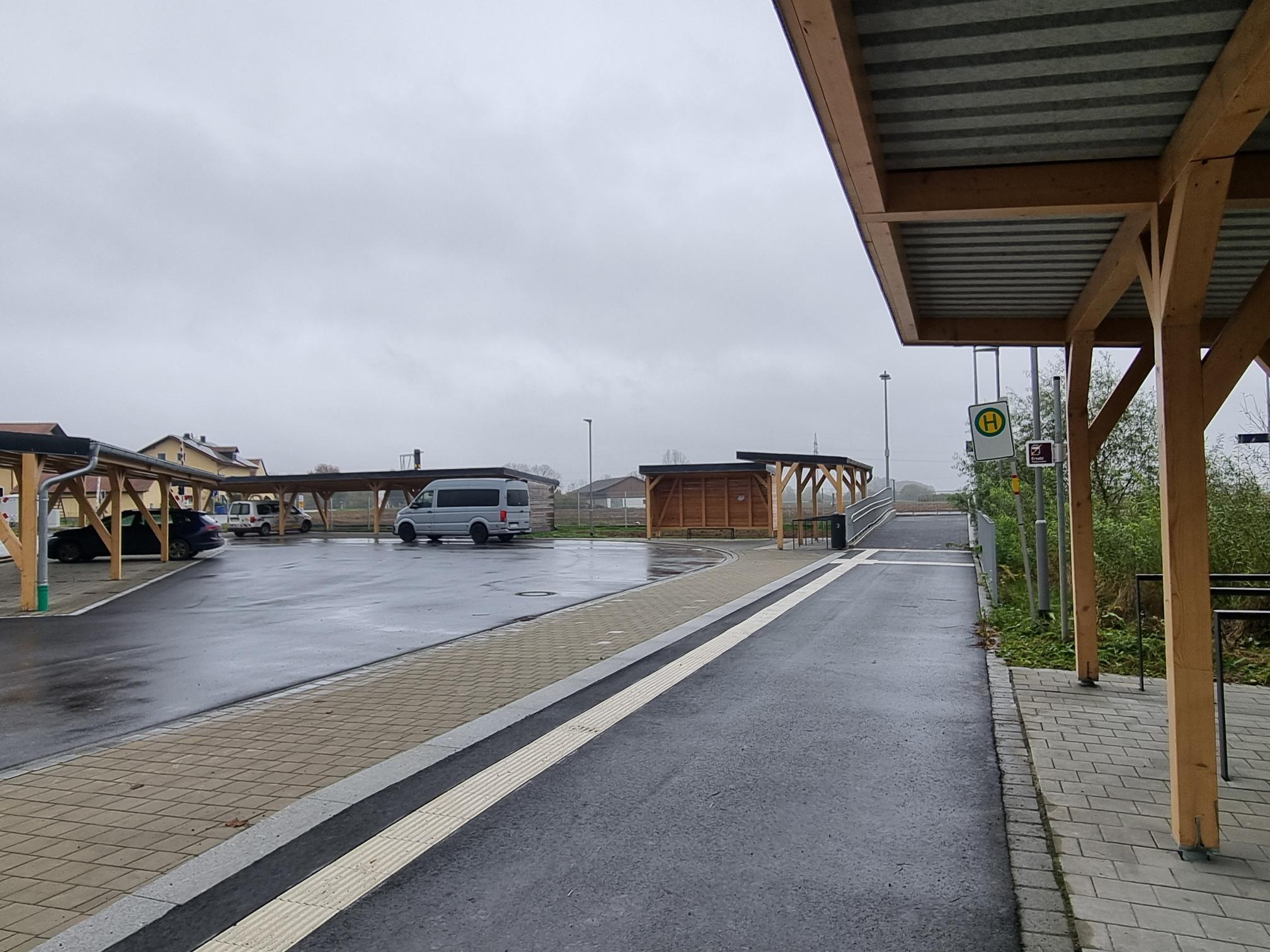 Blick auf die neugestaltete Park+Ride-Anlage am Bahnhof Straubing. 