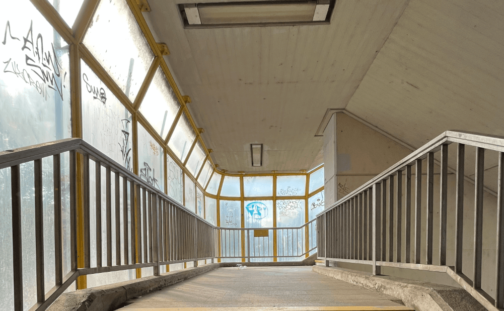 Das Geländer im Innern des Treppenturms am Bahnhof Mannheim-Neckarstadt vor der Frischekur.