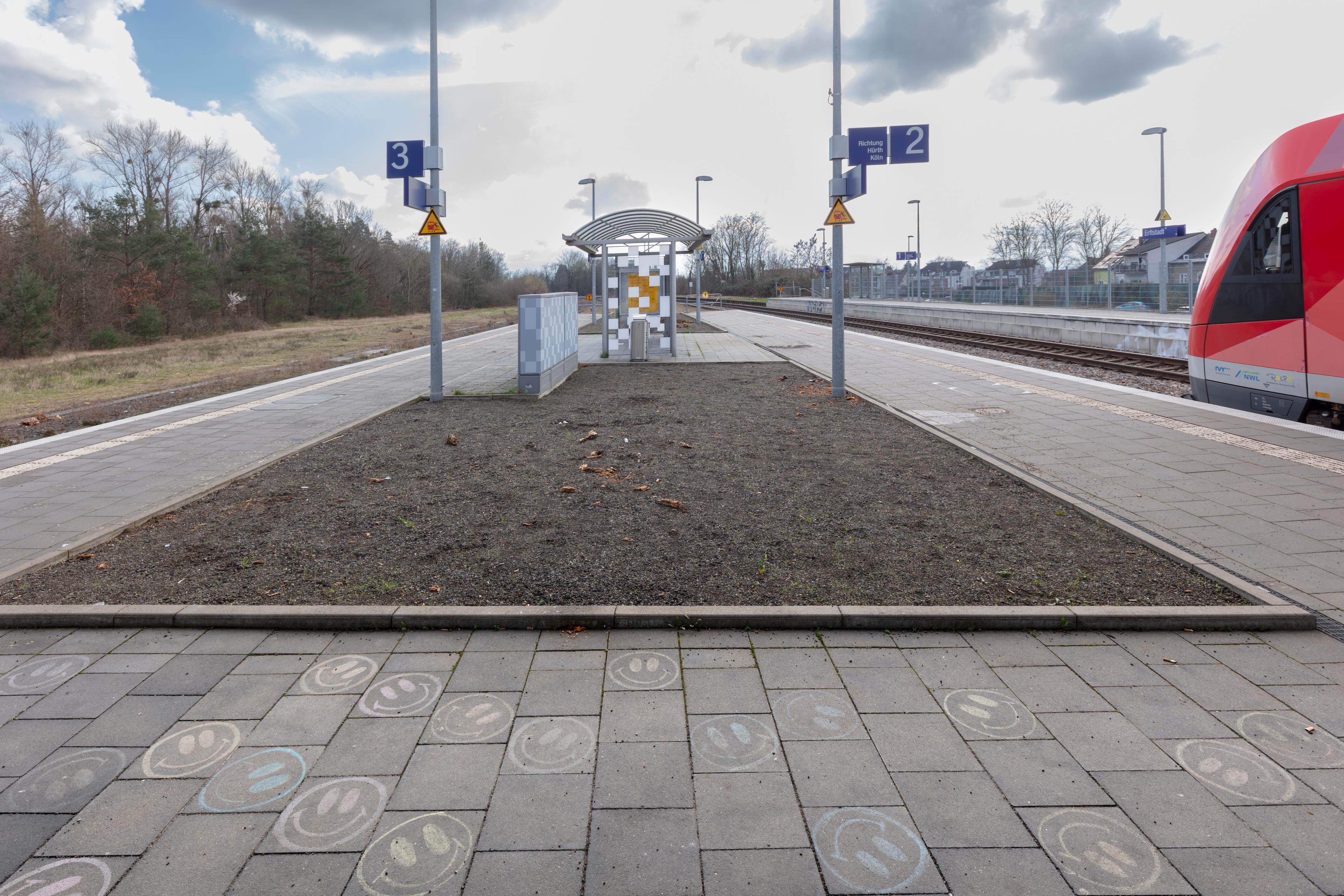 Die Bahnsteige des regionalen Zubringerbahnhofs Erftstadt vor der Aufwertung