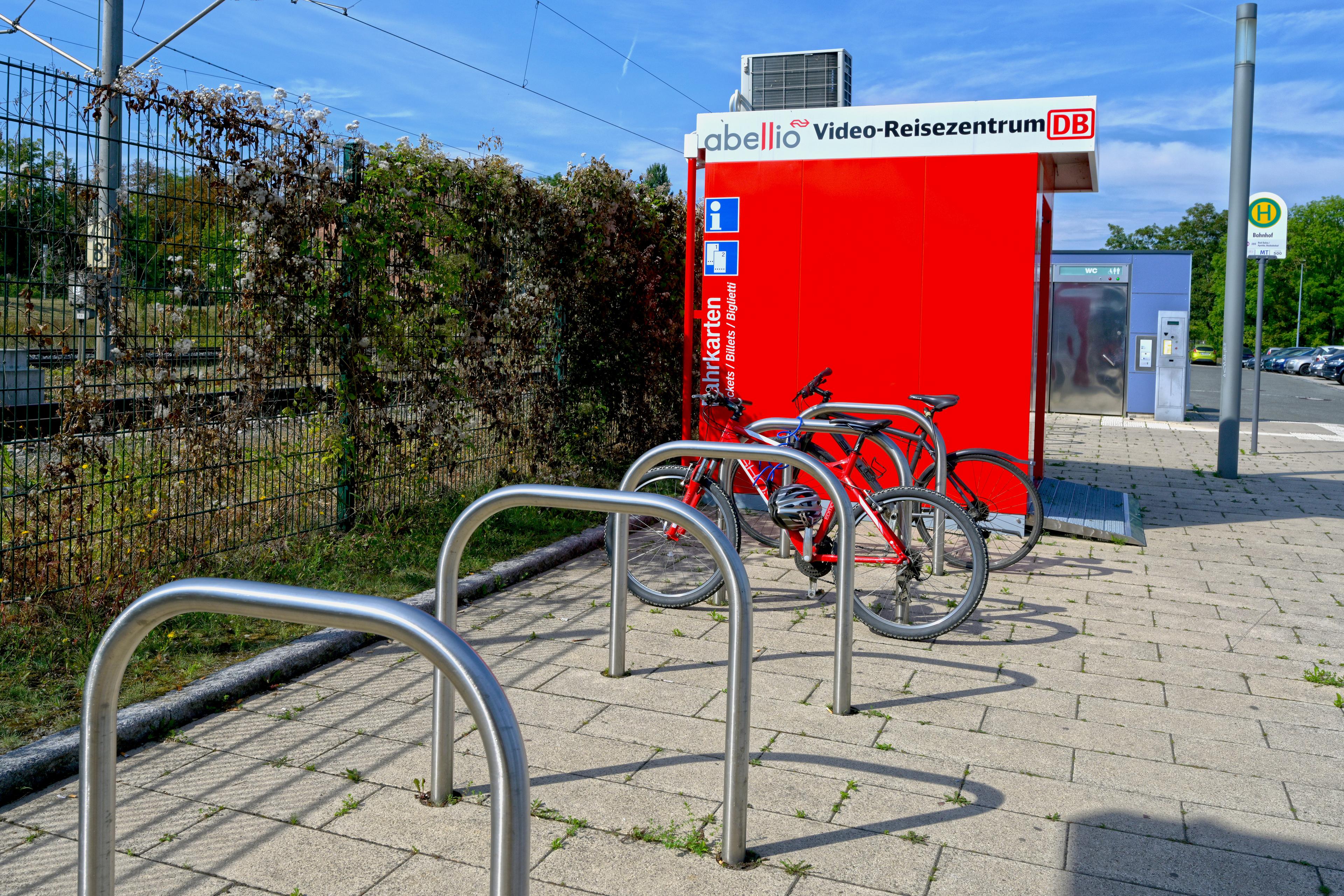 Der Blick auf die Fahrradabstellanlage und das Video-Reisezentrum am Bahnhof Apolda nach der Neugestaltung.