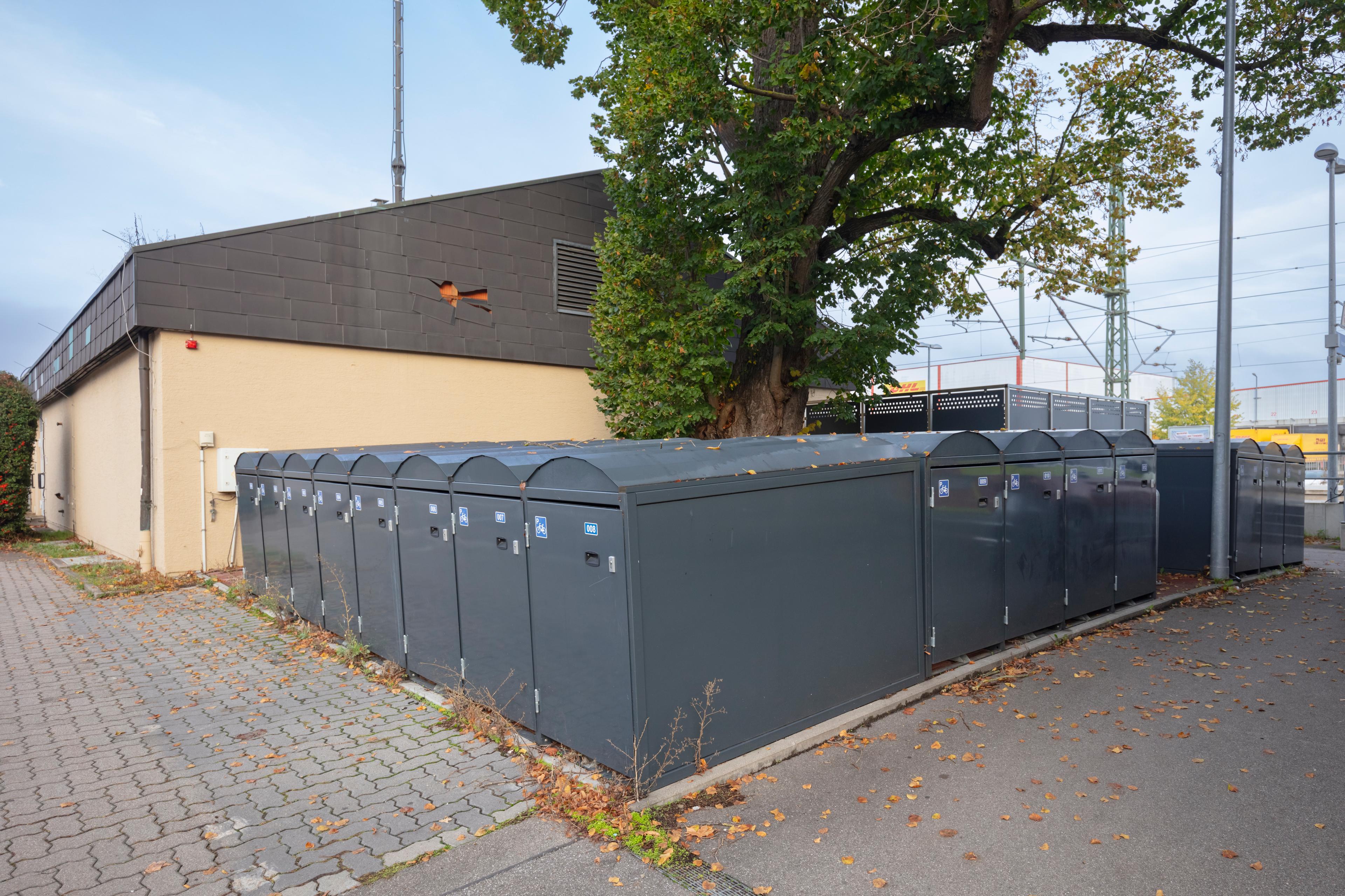 Der Blick auf eine Fahrradabstellanlage am Bahnhof Renningen nach der Aufwertung.