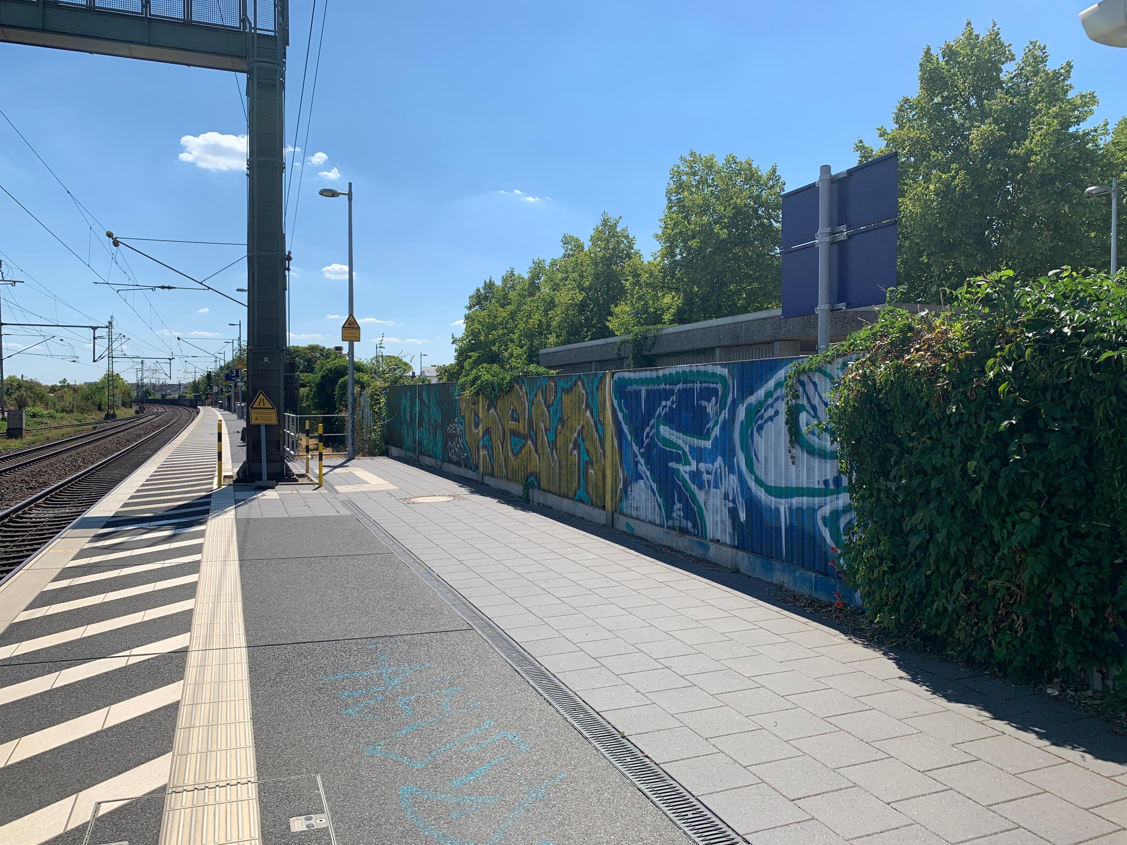 Ein Bahnsteig in Biebesheim vor der Modernisierung.