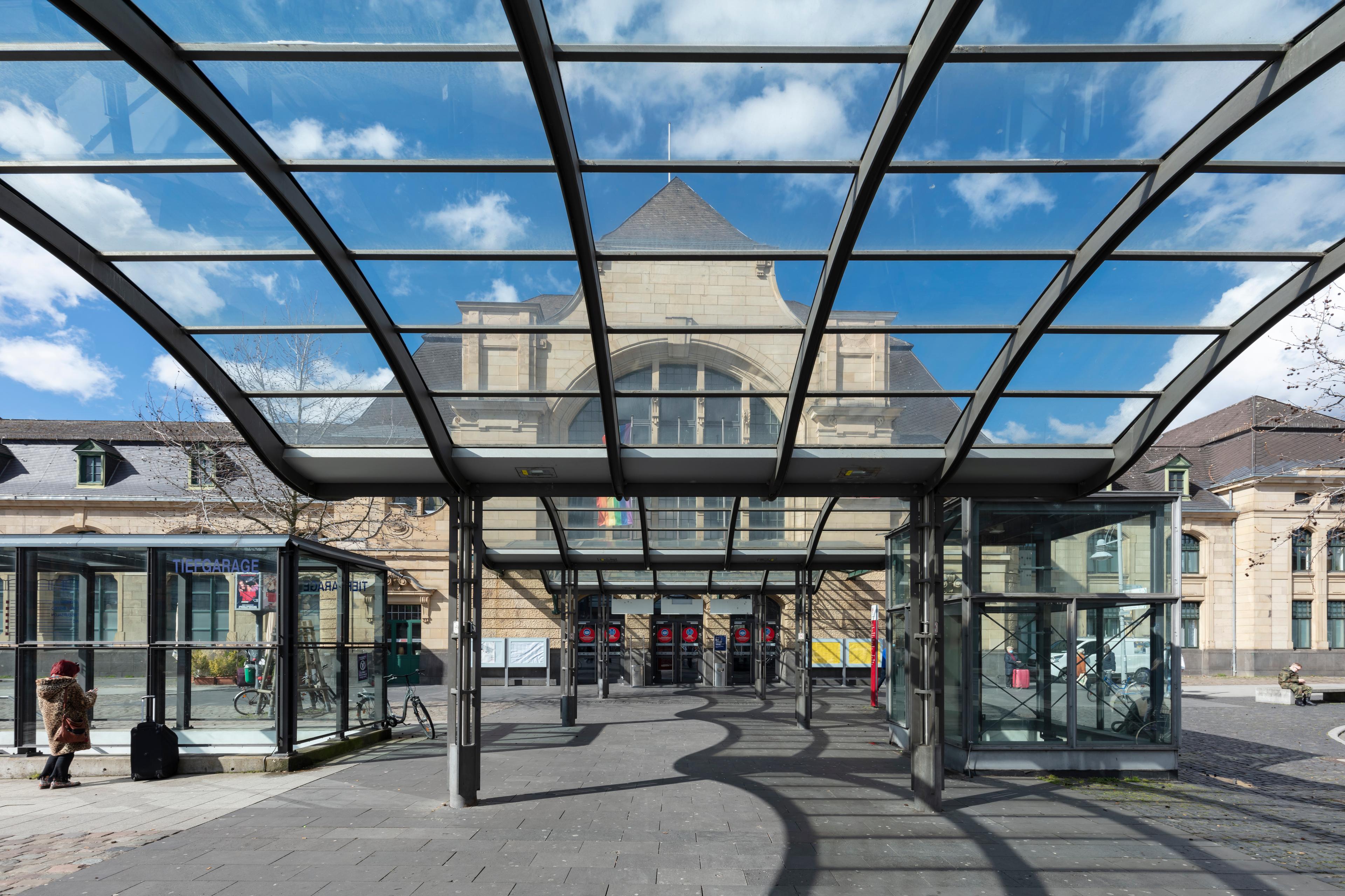 Das Empfangsgebäude des Koblenzer Hauptbahnhofs ist über einen überdachten Weg erreichbar.