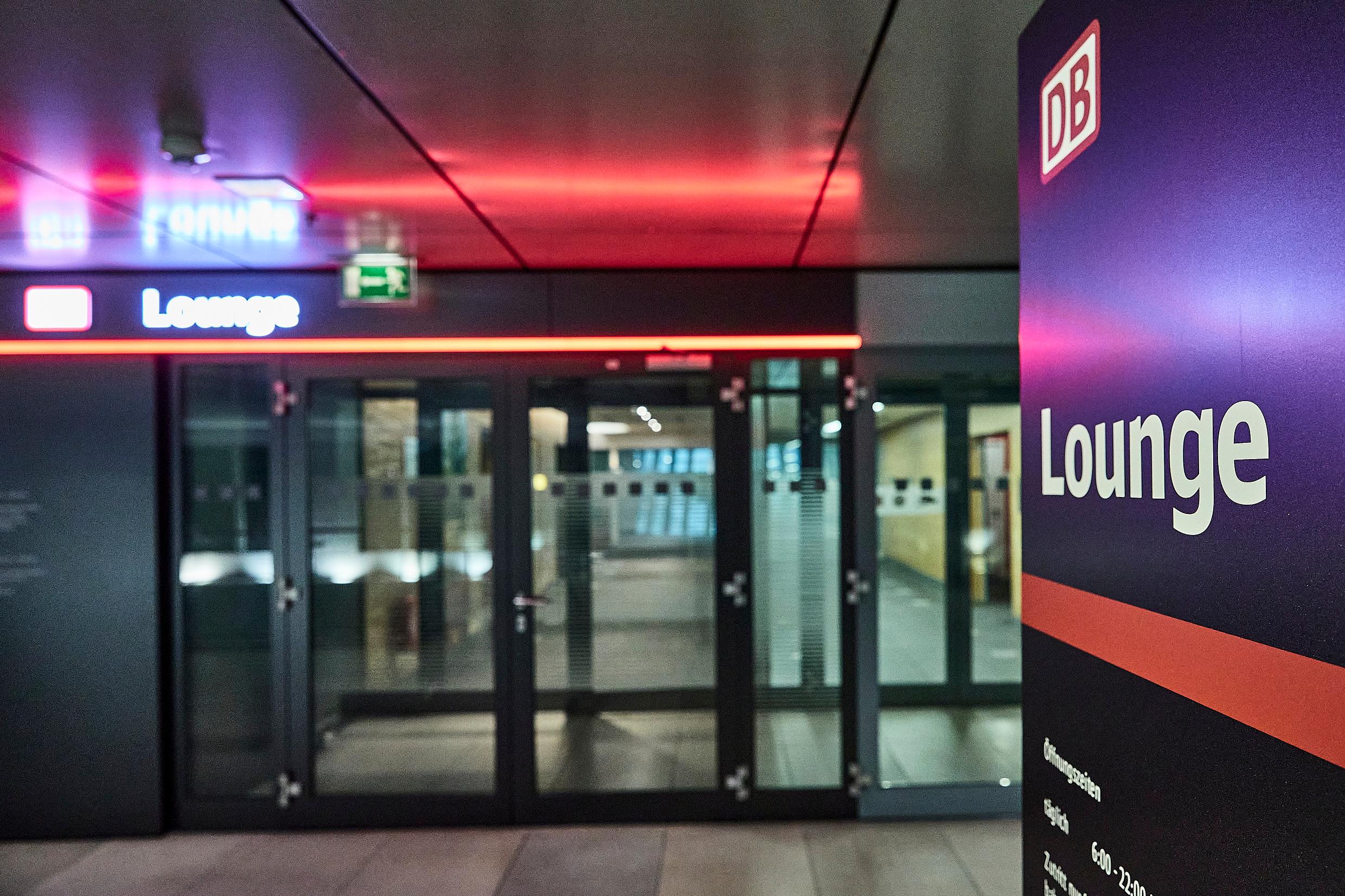 The bright lettering "DB Lounge" shines above the glass entrance doors at the station Frankfurt am Main Flughafen Fernbahnhof.