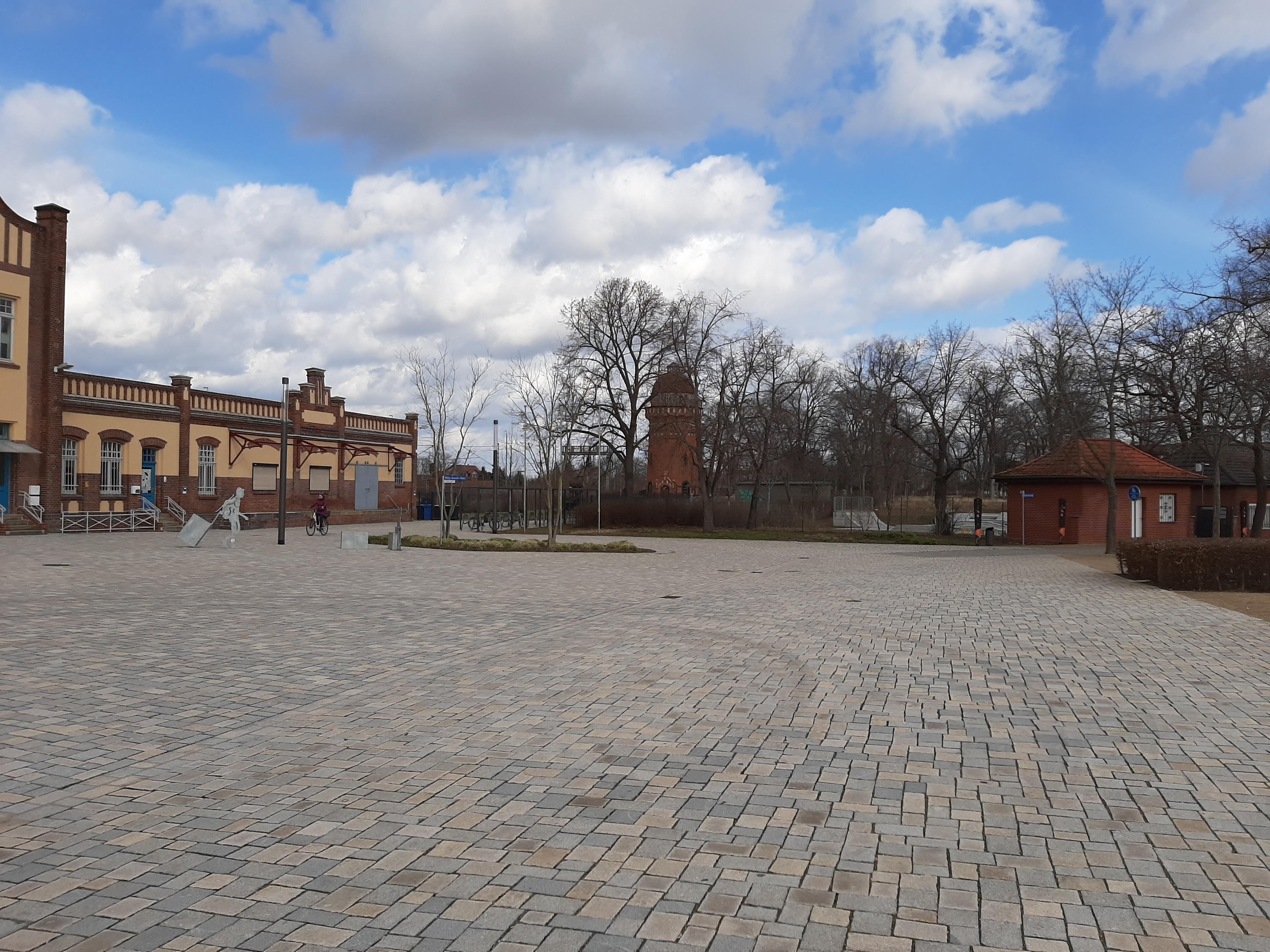 Ansicht des Bahnhofsvorplatzes Burg (b Magdeburg) vor der Umgestaltung. 