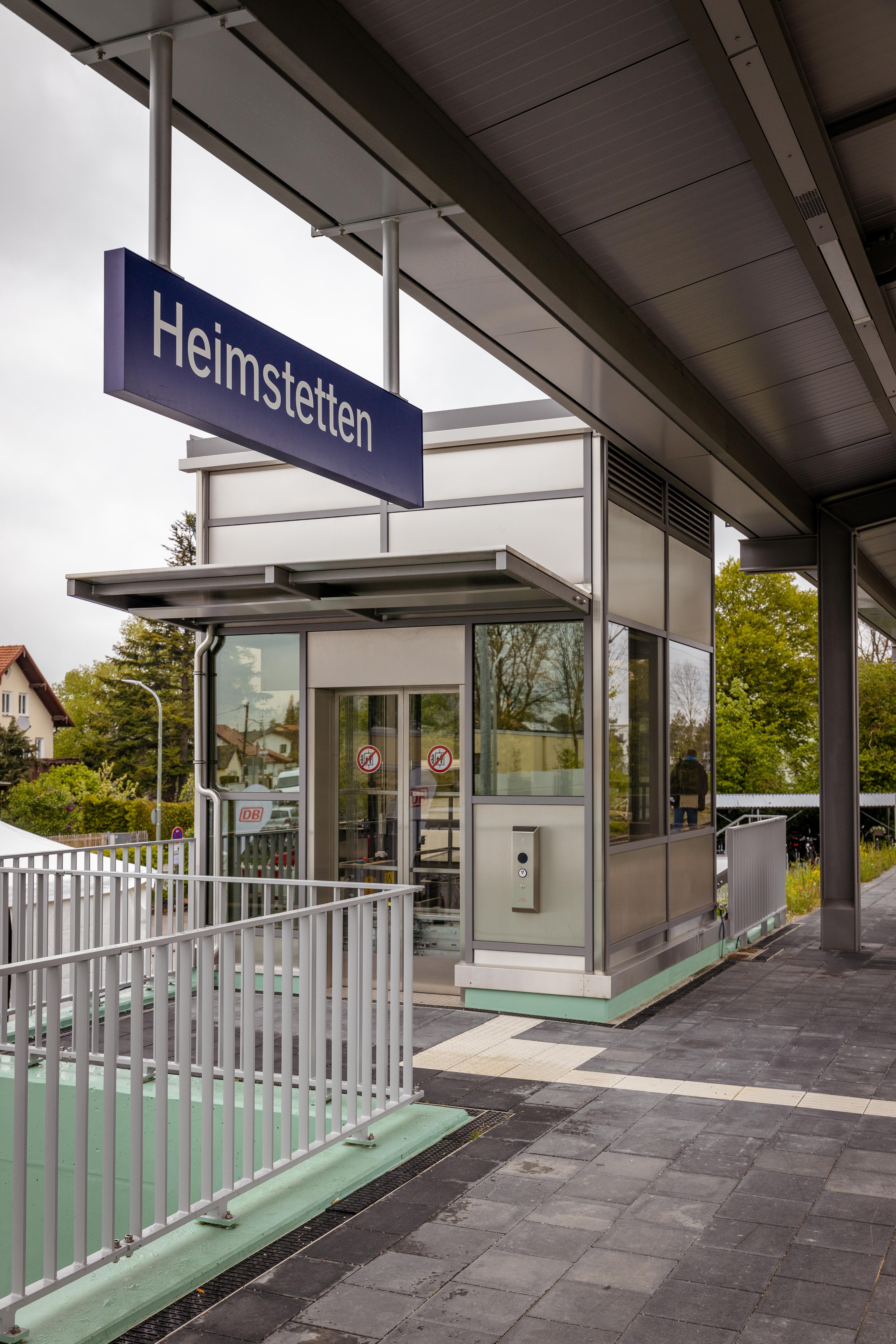 Neue Aufzug zur stufenfreien Erreichbarkeit des Bahnsteigs. 