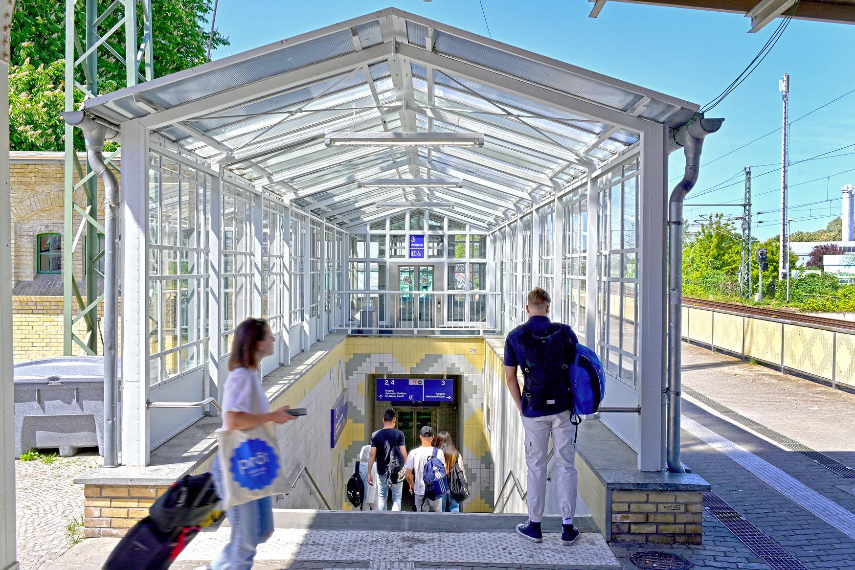 Aufgewerteter Zugang zur Personenunterführung des Bahnhofs Werder (Havel).