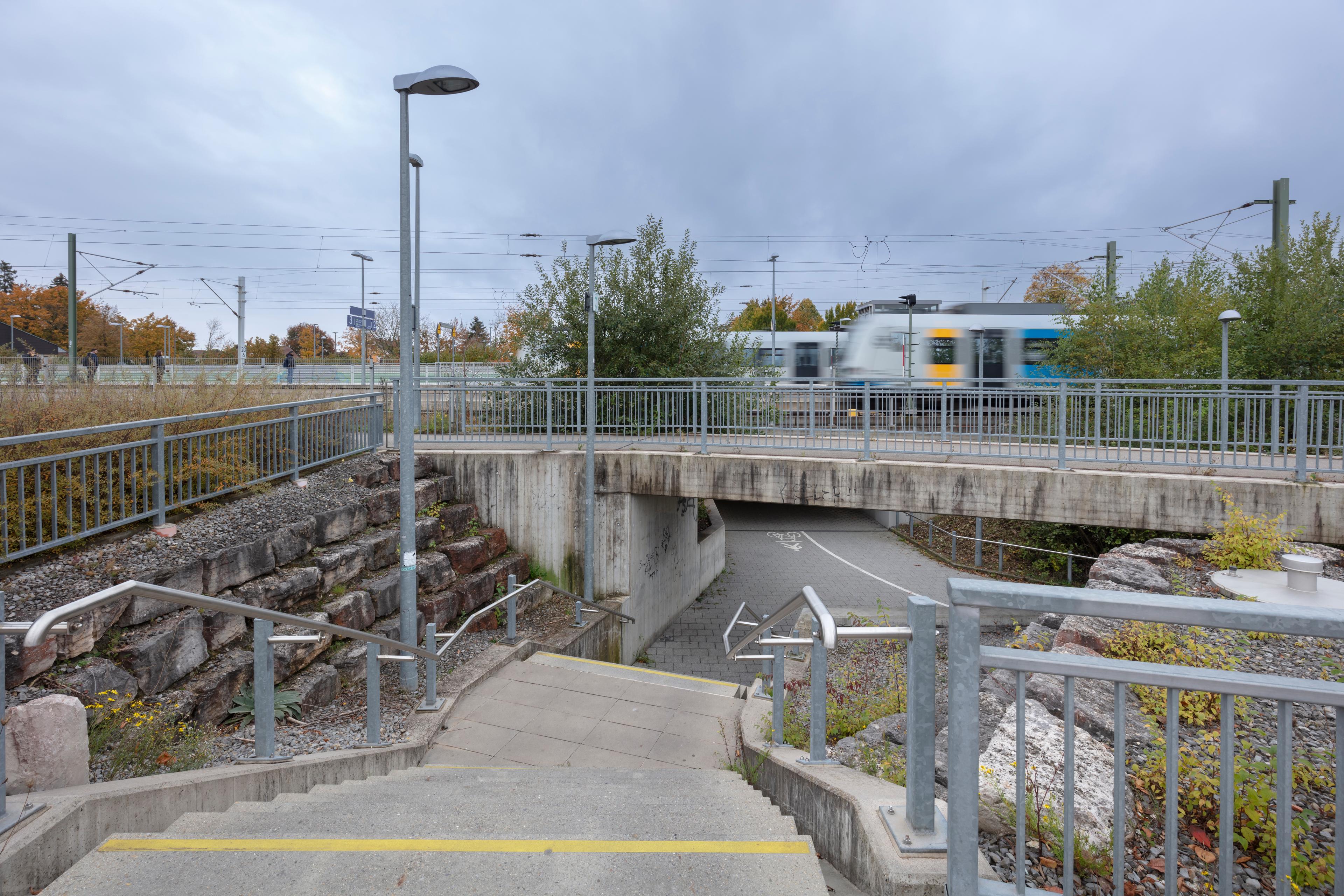 Der Blick auf einen Zugang zu den Bahnsteigen des Bahnhofs Renningen nach der Aufwertung.