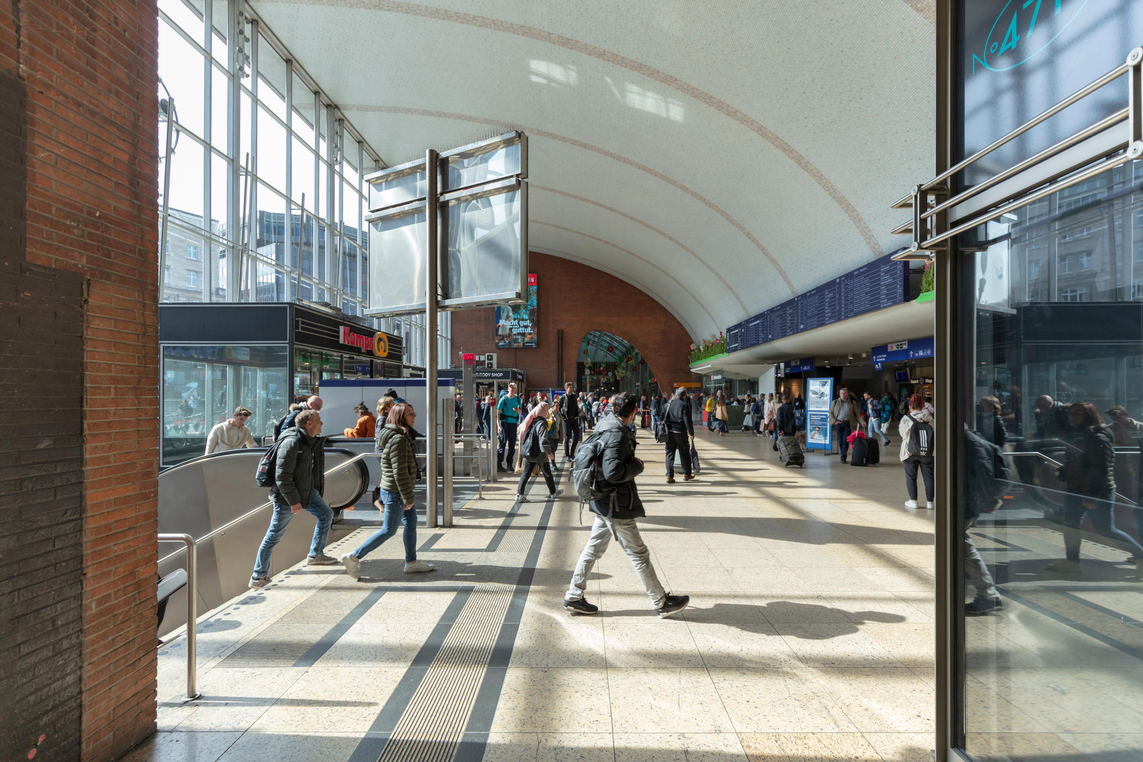 Zahlreiche Reisende und Besuchende passieren die Empfangshalle des Hauptbahnhofs Köln.
