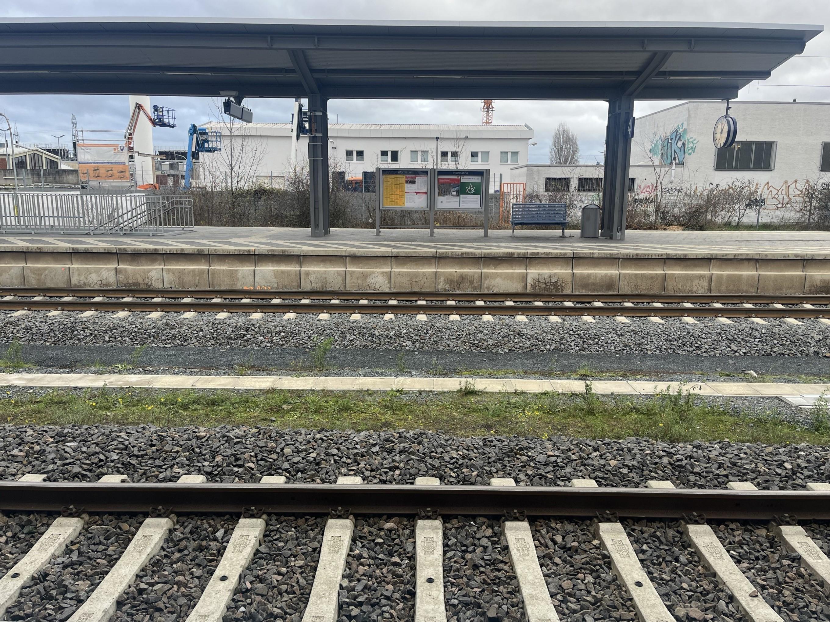 Umgestalteter Bahnsteig in Lampertheim.