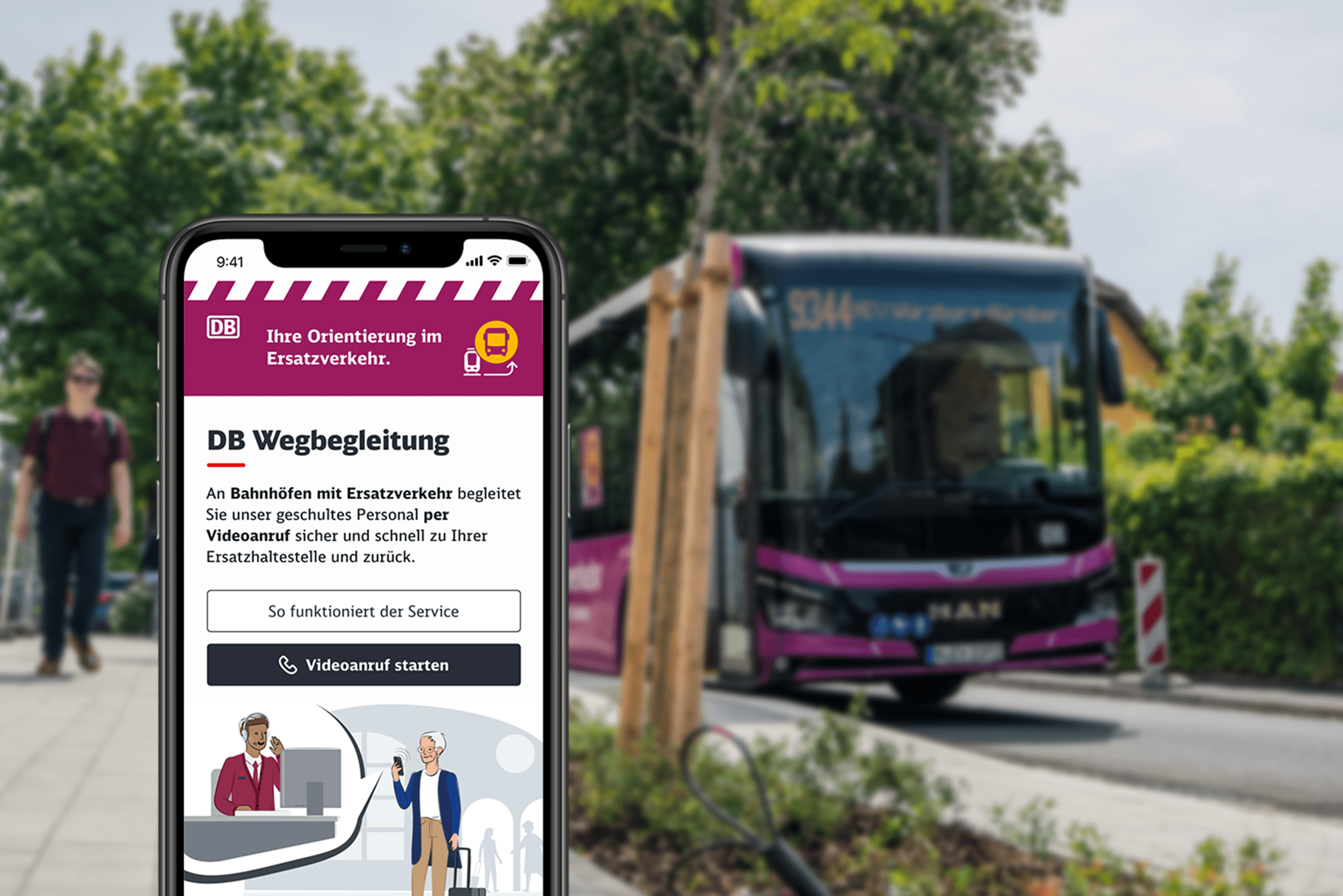 Ein Smartphone mit dem geöffneten Startbildschirm der DB Wegbegleitung vor einem Bus des Ersatzverkehrs.