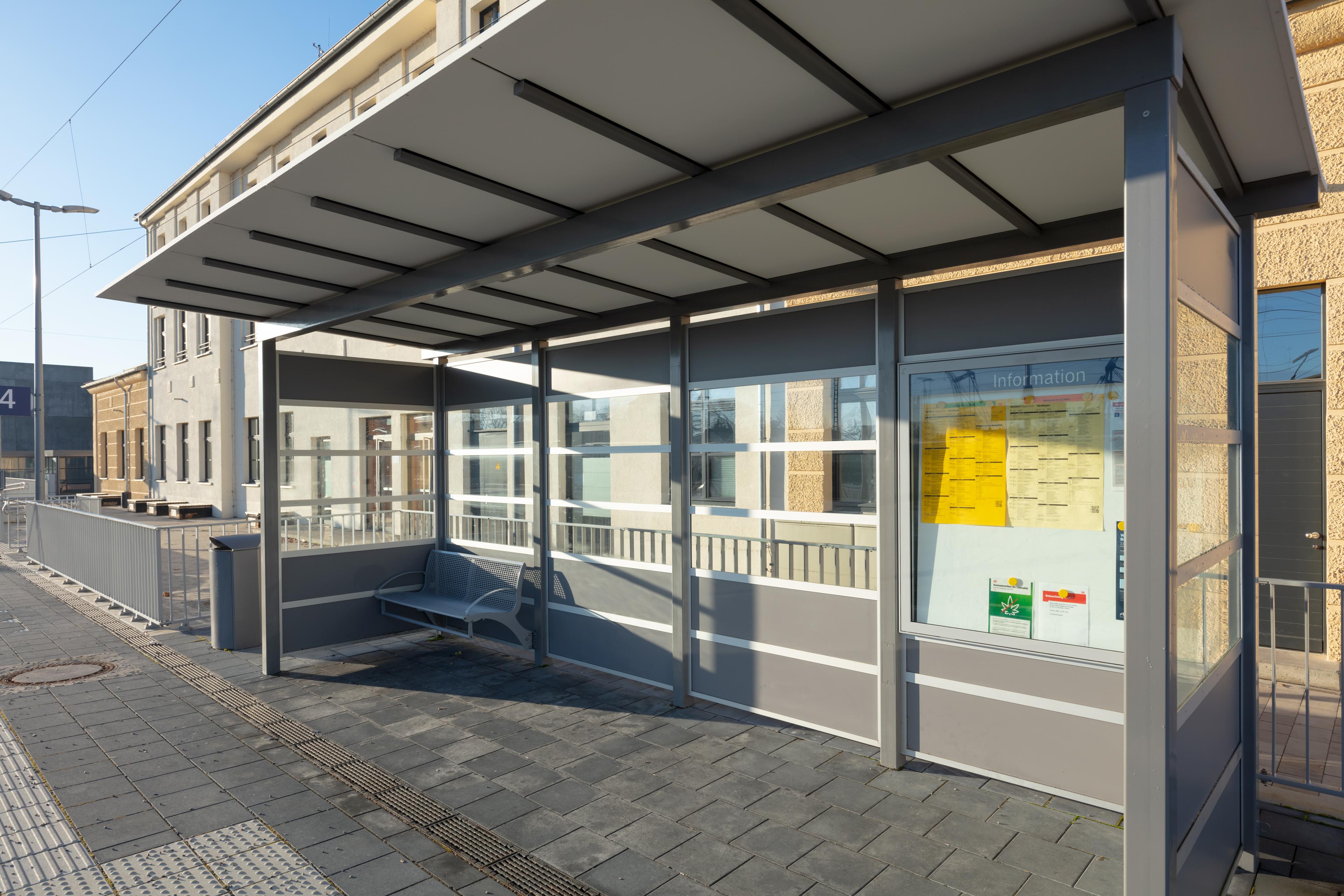 Neugestaltetes Wetterschutzhäuschen am Bahnsteig in Nördlingen.