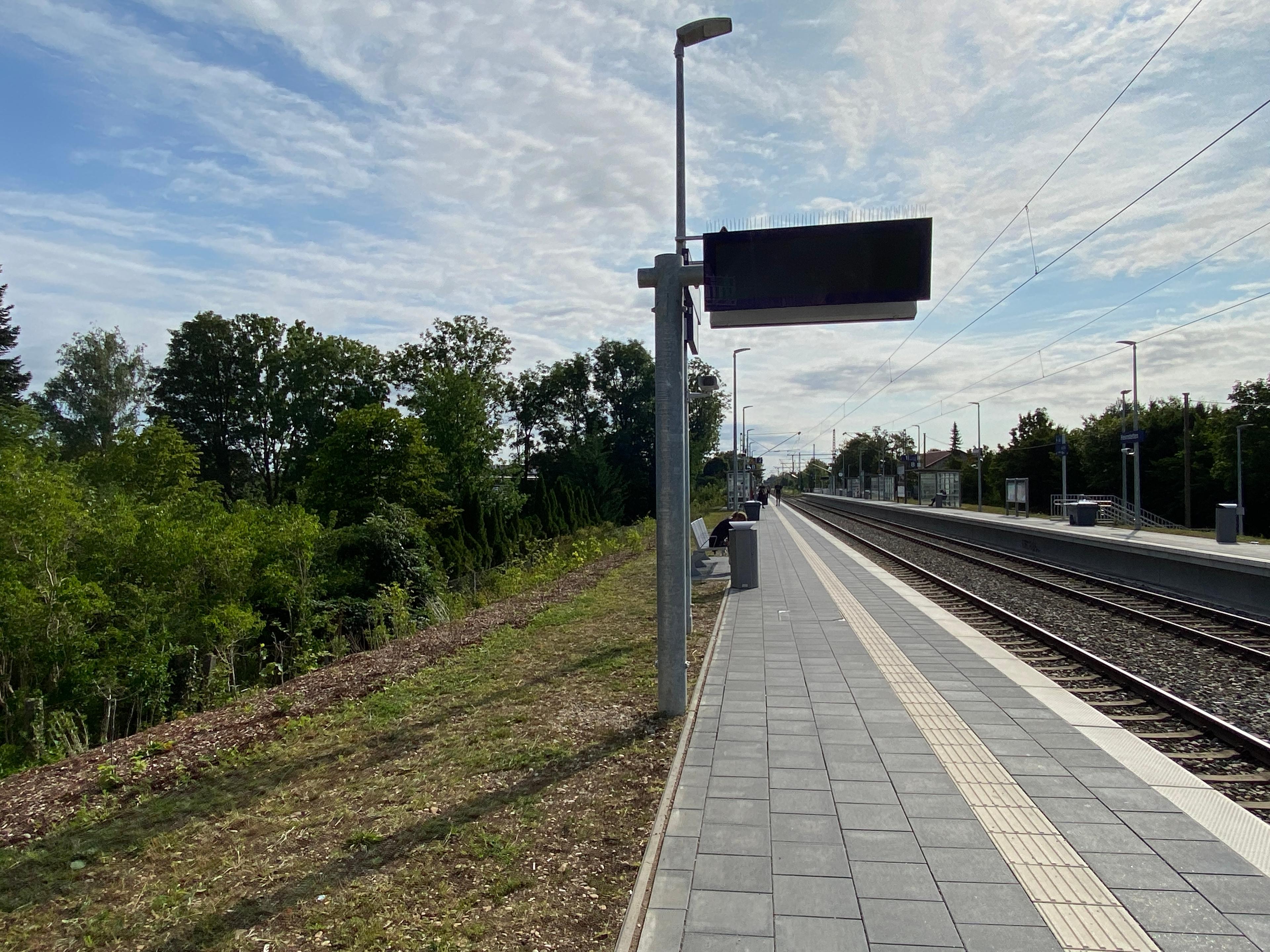 Bahnsteig am Bahnhof Heimstetten ohne Bahnsteigdach. 