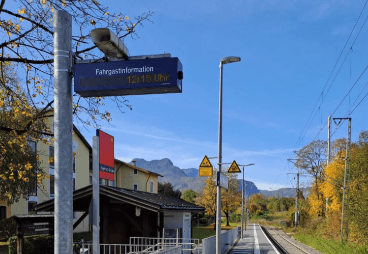 Blick auf den Bahnsteig mit dem neuen DSA+