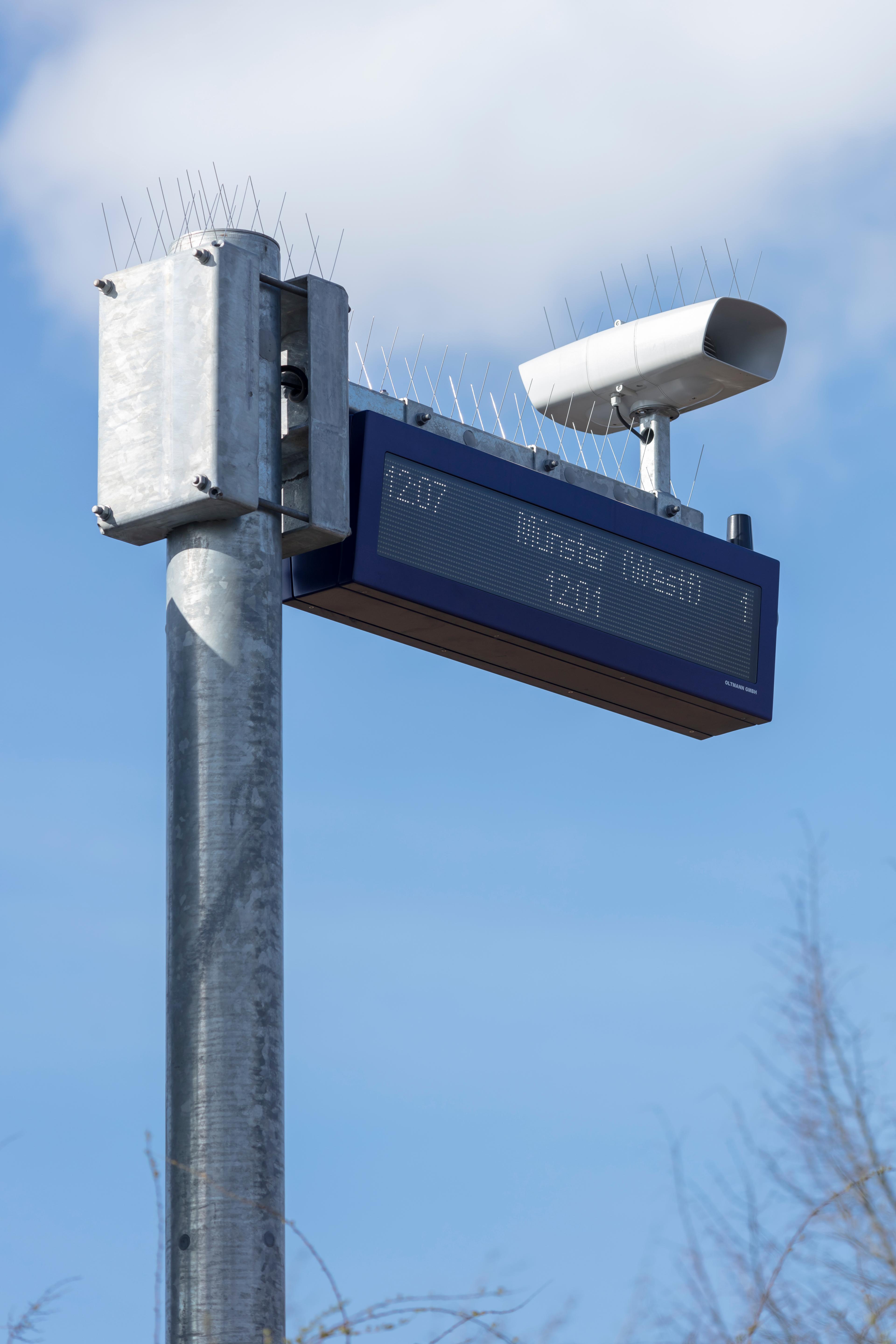 Ein Zugzielanzeiger am ländlichen Zubringerbahnhof Coesfeld Schulzentrum.