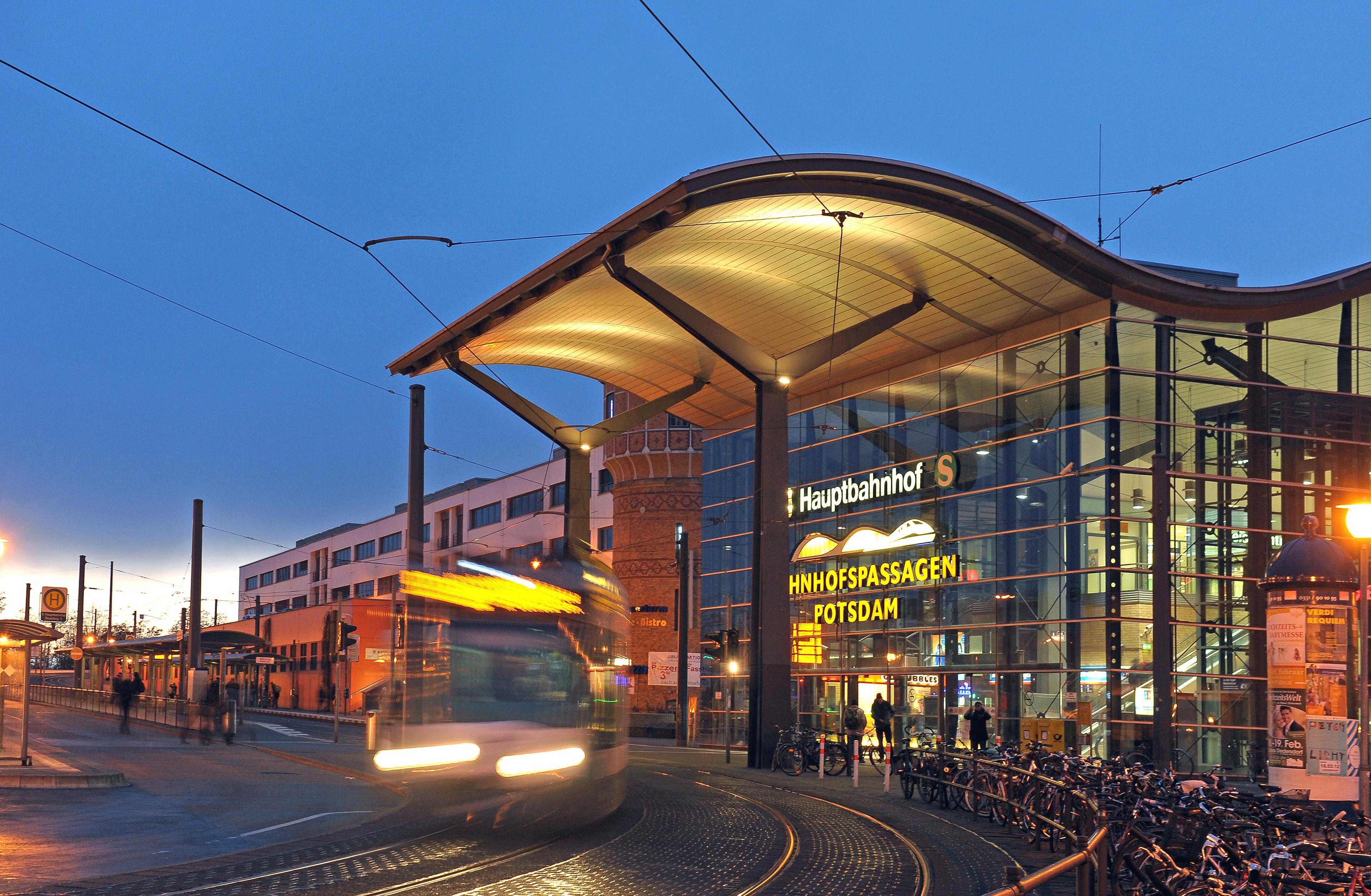 A tram runs in front of Potsdam Hauptbahnhof.