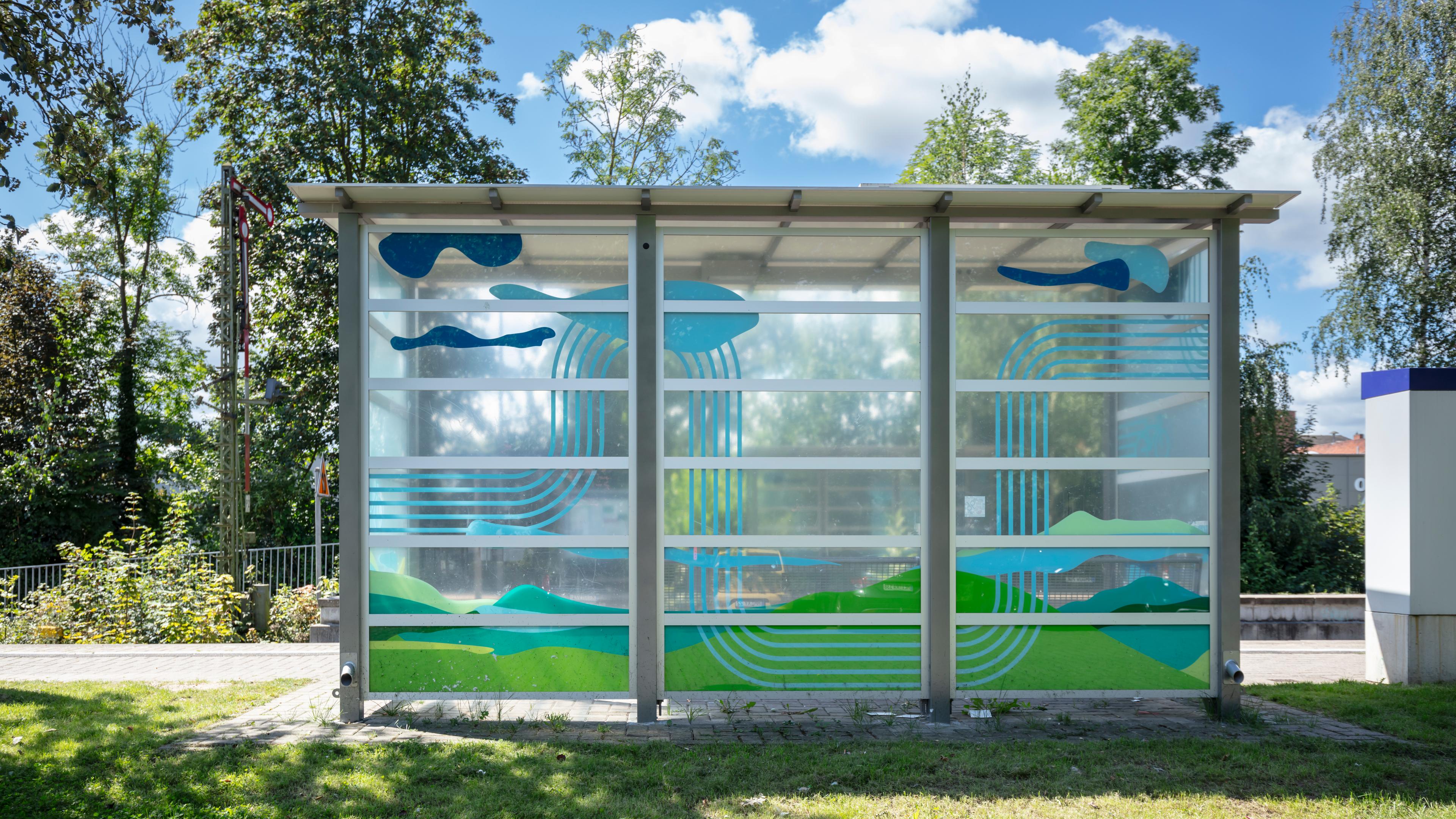 Aufgewertetes Wetterschutzhäuschen am Bahnhof Hessisch Oldendorf, Rückseite.