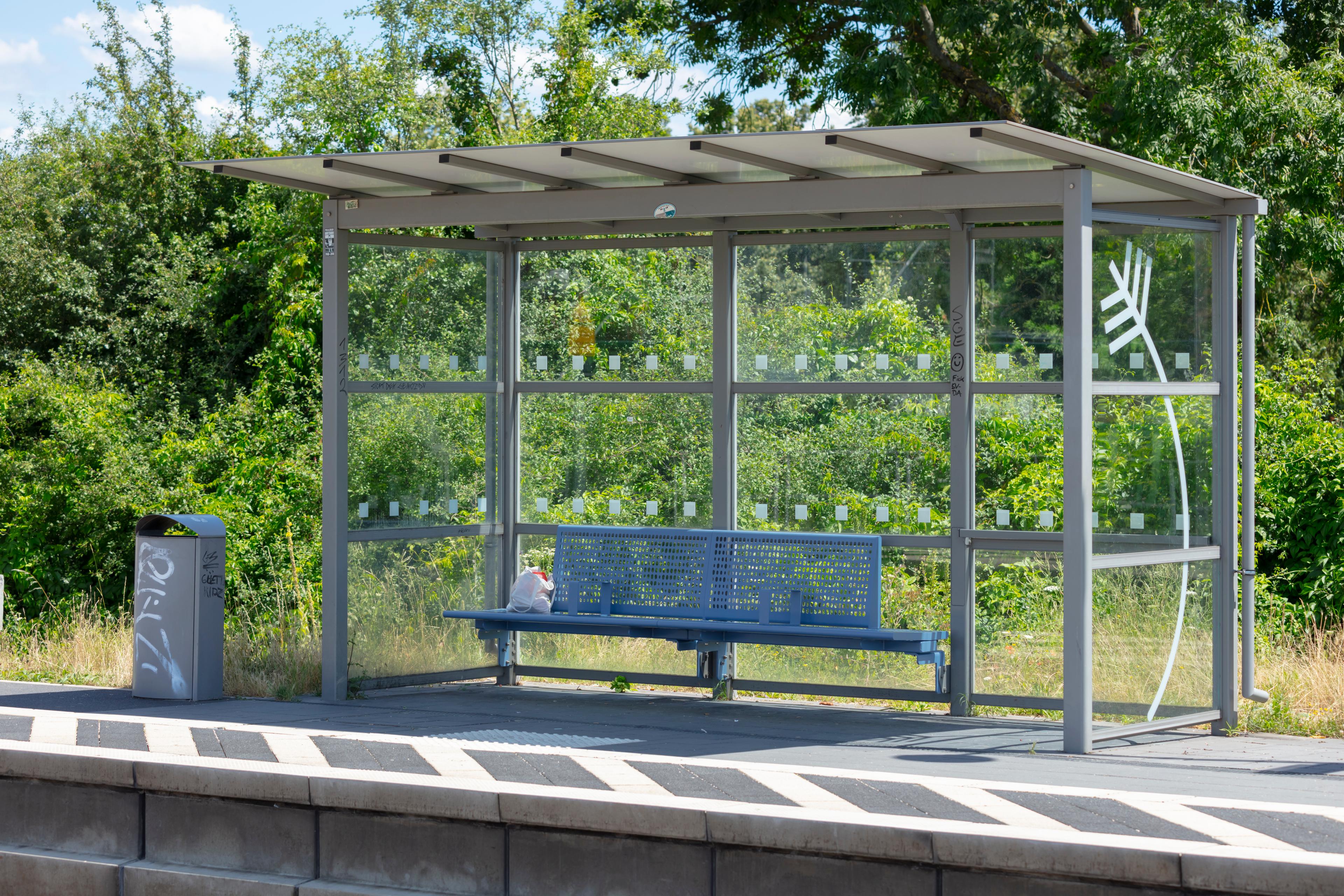 Die neue Sitzbank im erneuerten Wetterschutzhäuschen. 