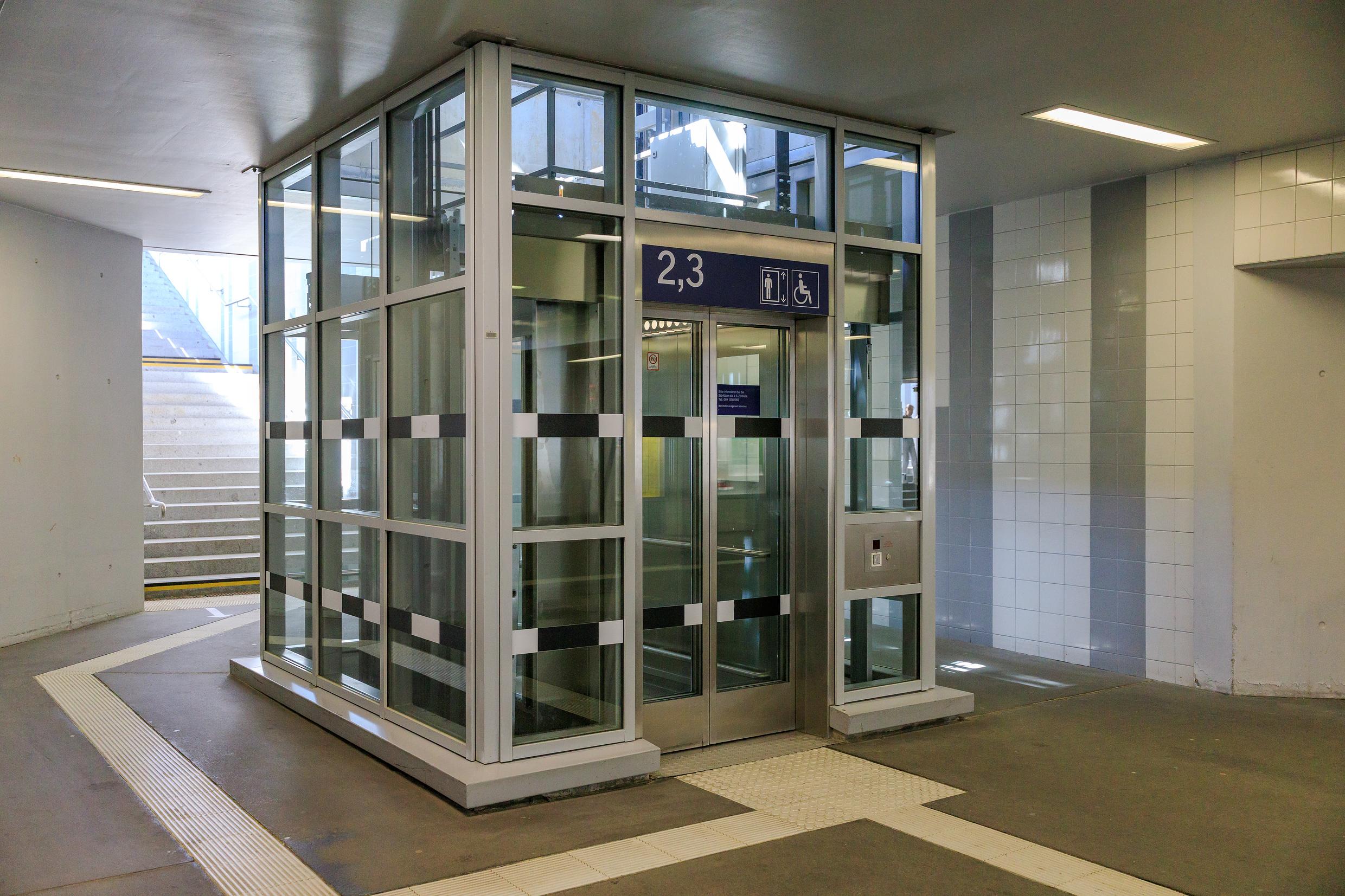 Ein Aufzug in der Personenunterführung eines Bahnhofs.