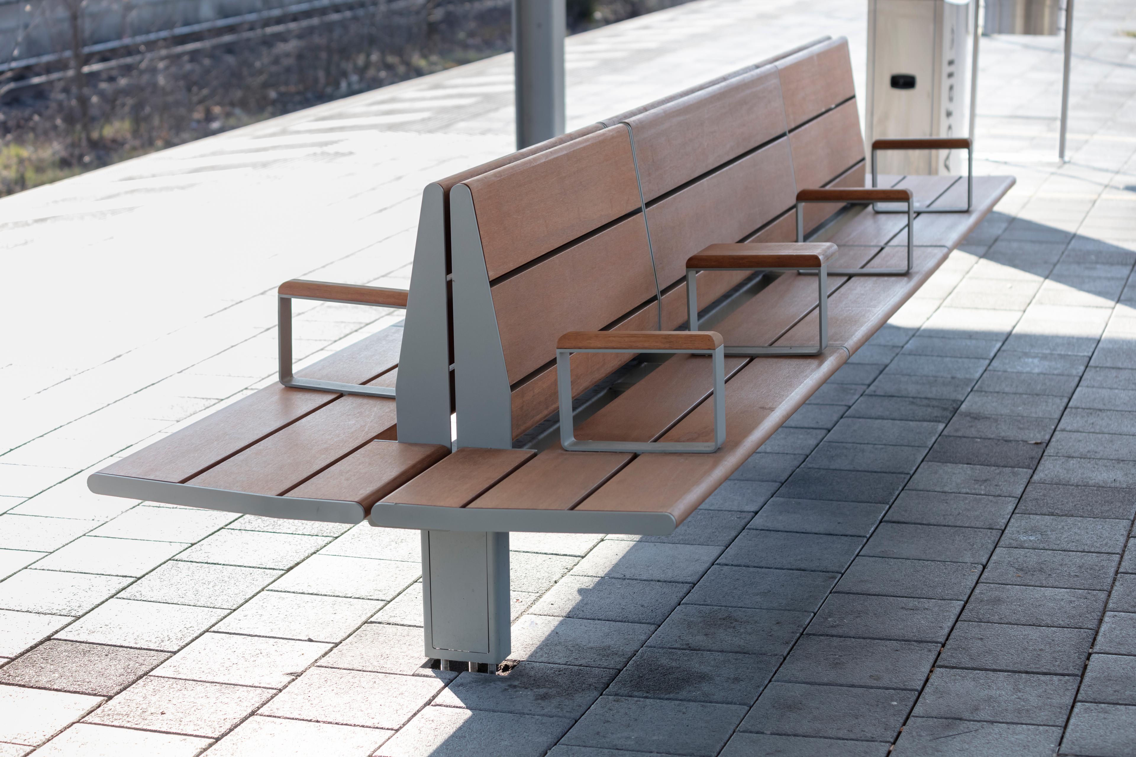 Neu gestalteter Bahnsteig mit neuen Sitz- und Wartemöglichkeiten am Bahnhof Bad Oeynhausen