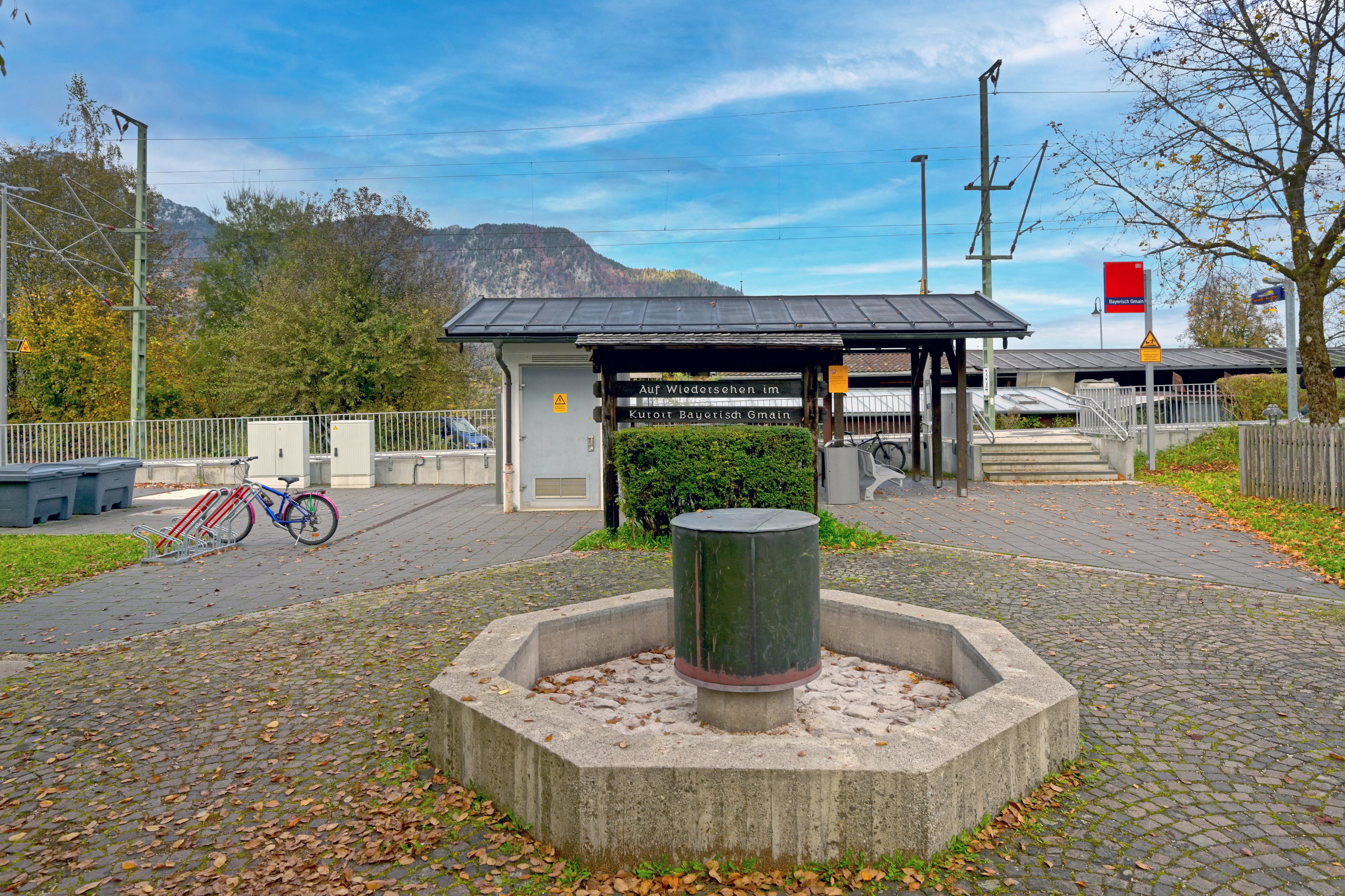 Der Blick auf das Wetterschutzhäuschen am Bahnhof Bayerisch Gmain nach der Neugestaltung