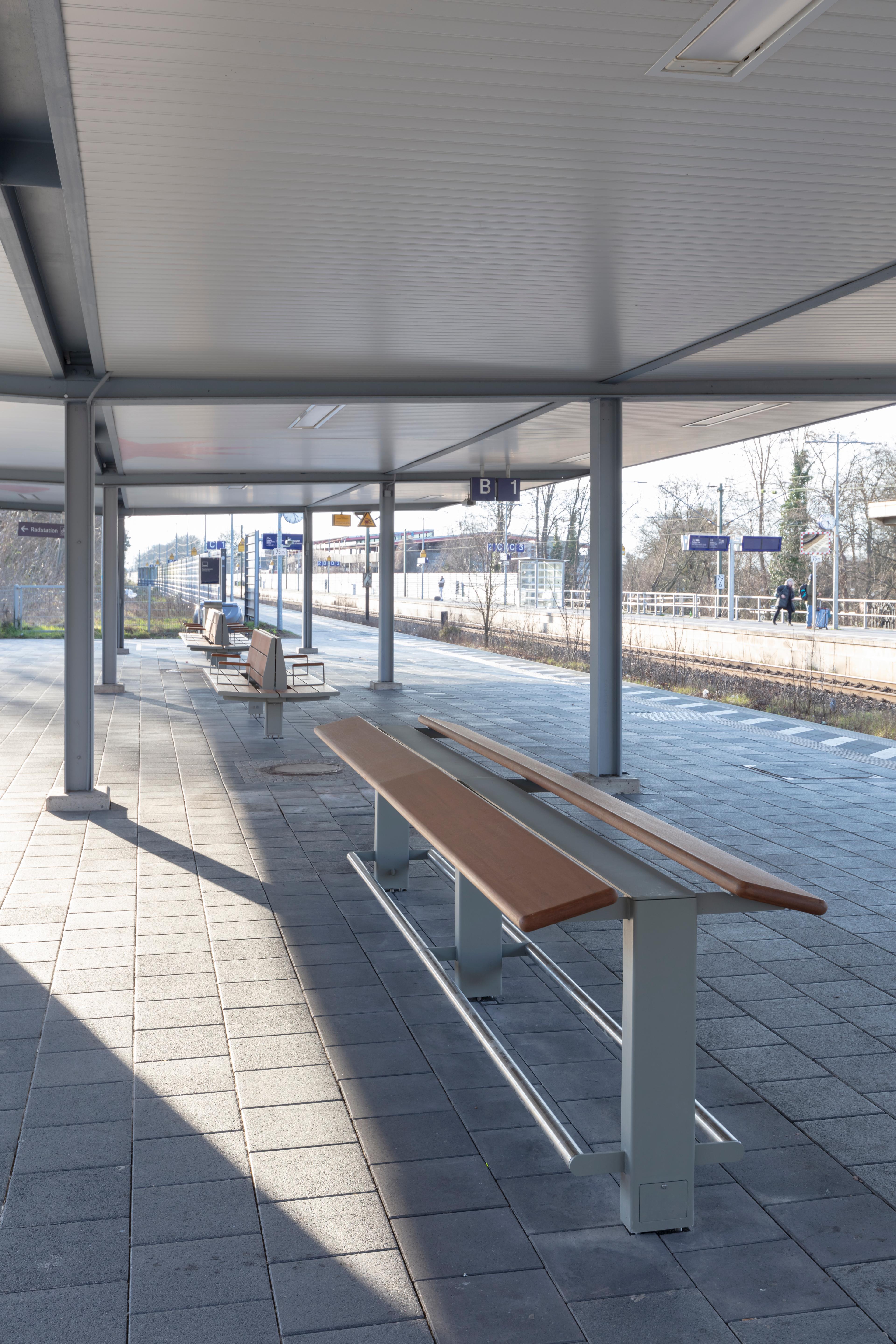 Neu gestalteter Bahnsteig mit neuen Sitzmöglichkeiten am Bahnhof Bad Oeynhausen