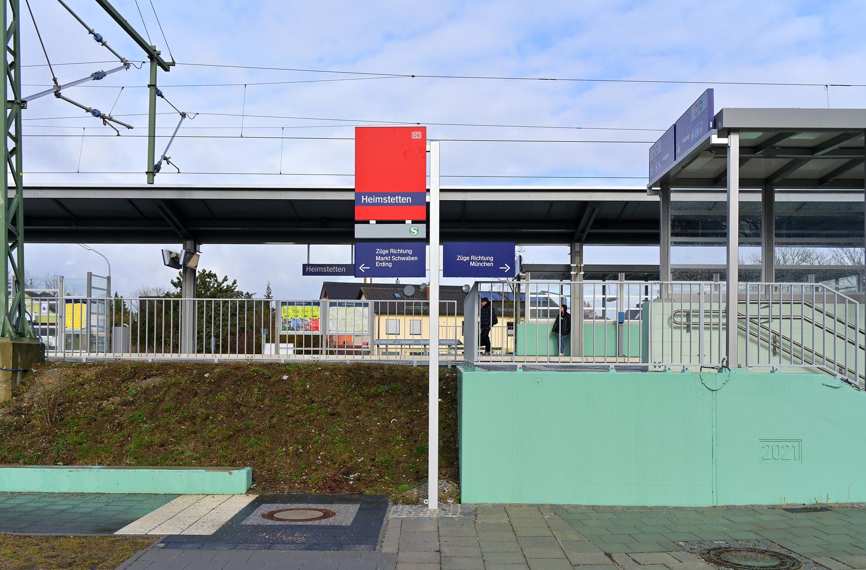 Grün angestrichene Außenflächen des Bahnhofs Heimstetten. 