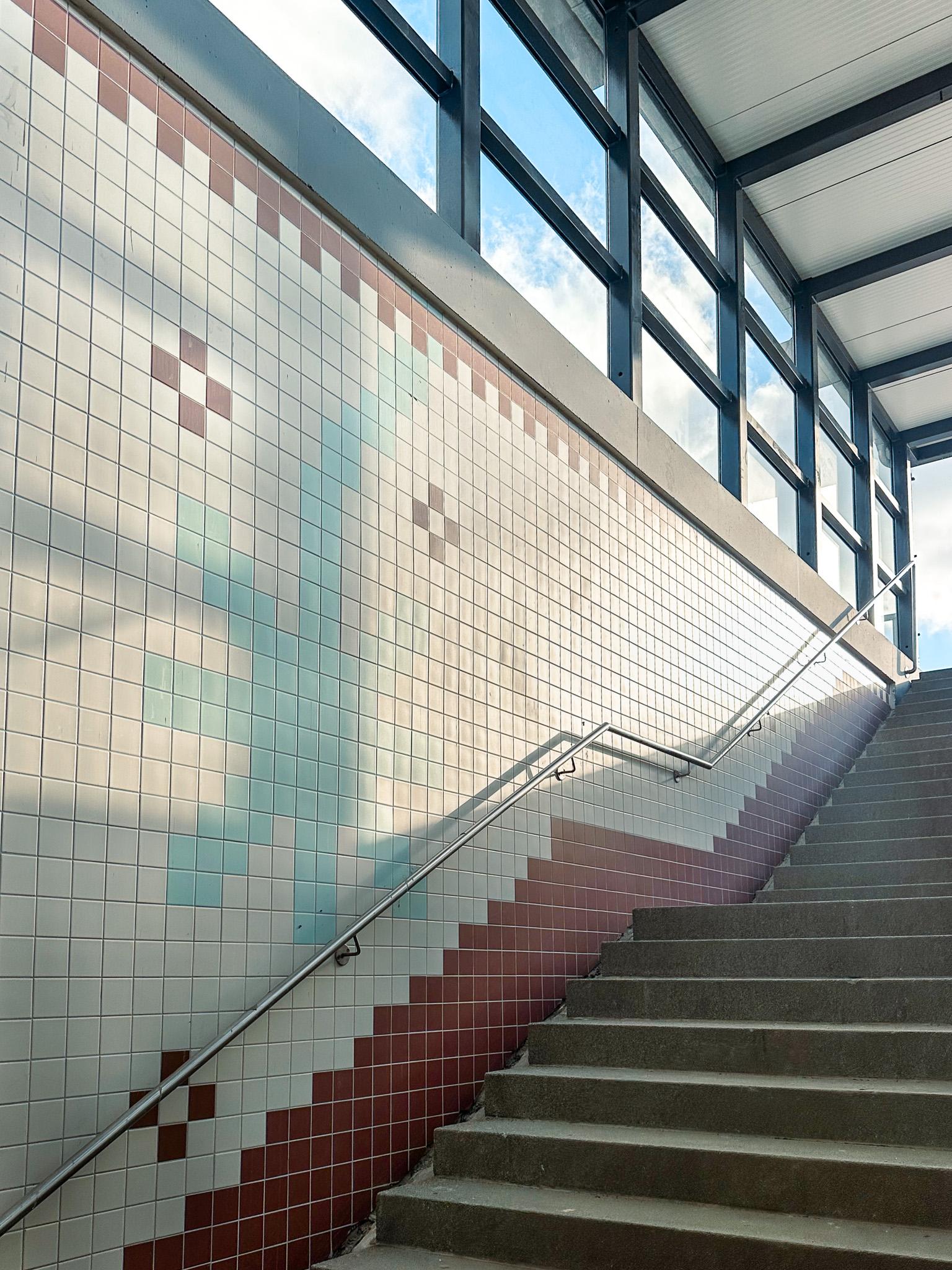 Neugestalteter Treppenaufgang am Bahnhof Groß Gerau-Dornberg.