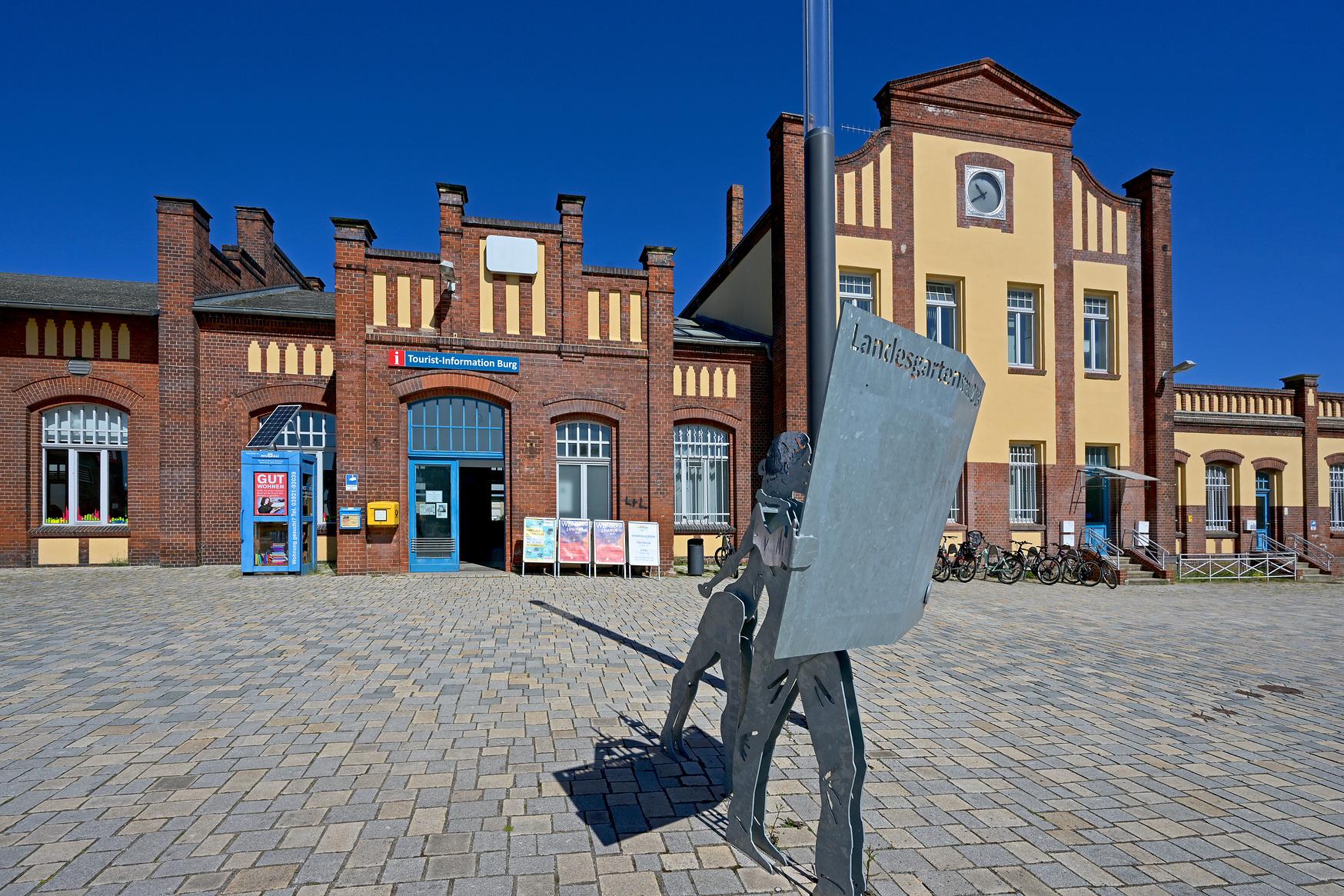 Das Empfangsgebäude des Bahnhofs Burg (b Magdeburg) nach dessen Umgestaltung. 