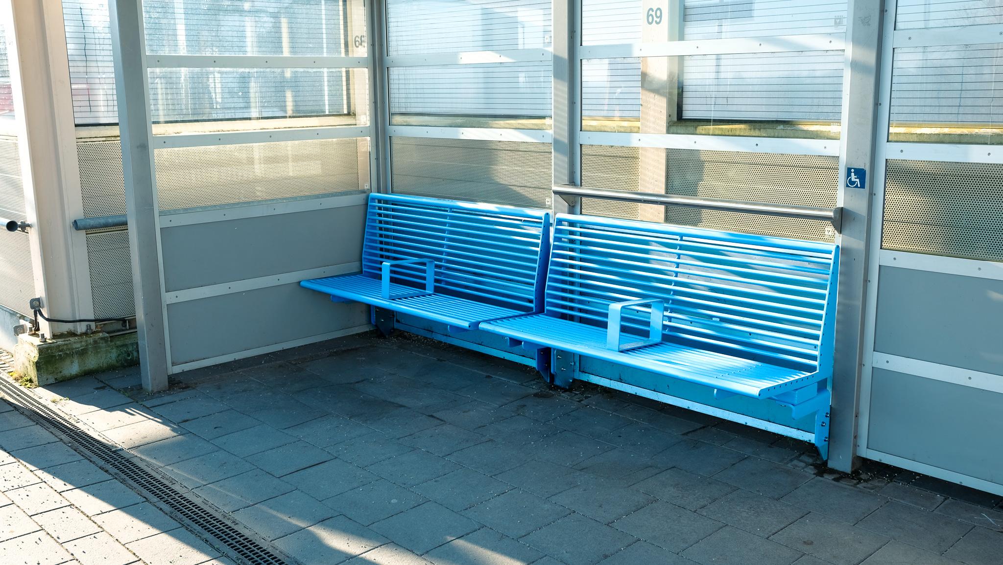 Neue blaue Sitzbänke in einem Wetterschutzhäuschen in Bobstadt.