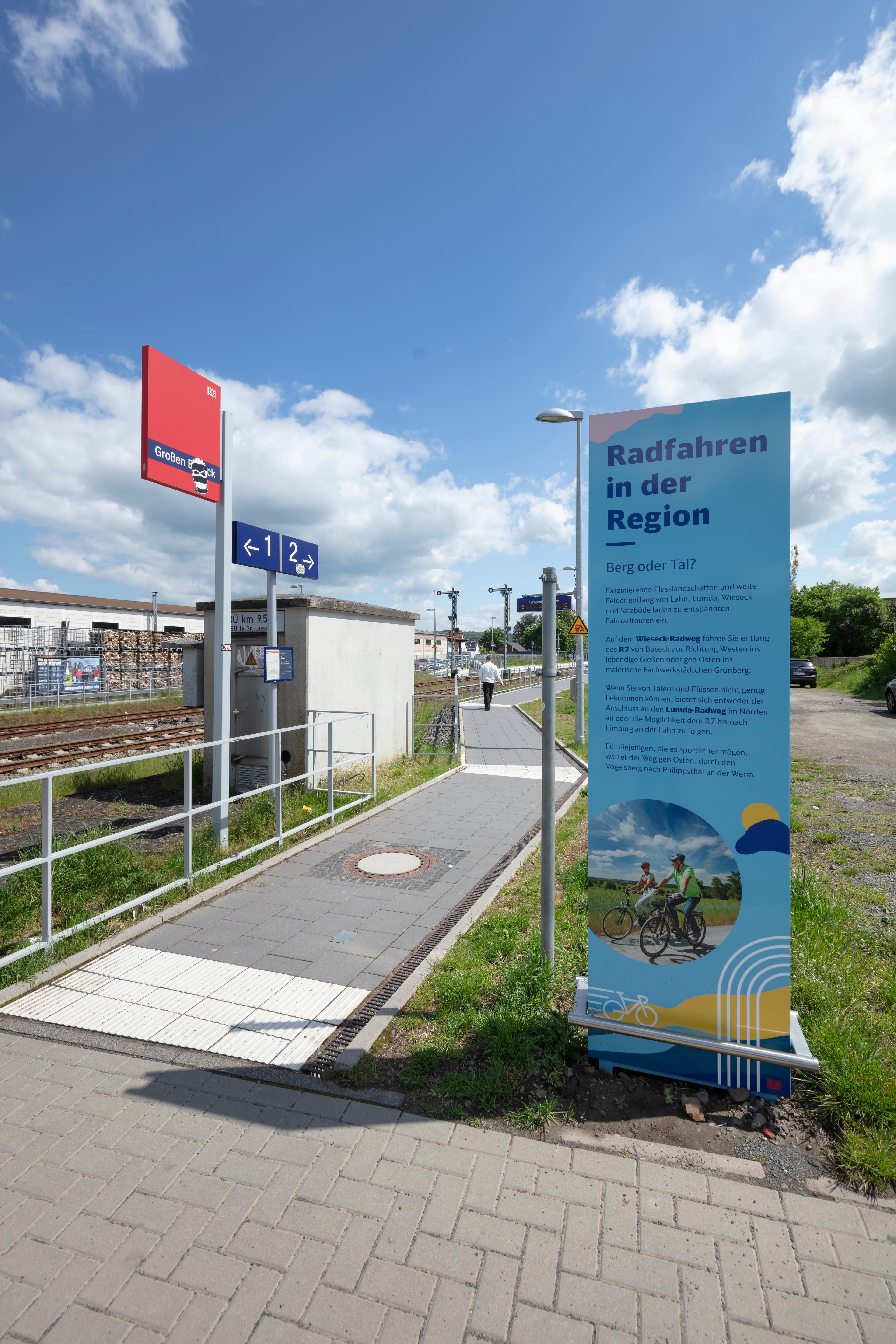 Der Blick auf eine neue Infostele am Bahnhof Großen Buseck nach der Aufwertung