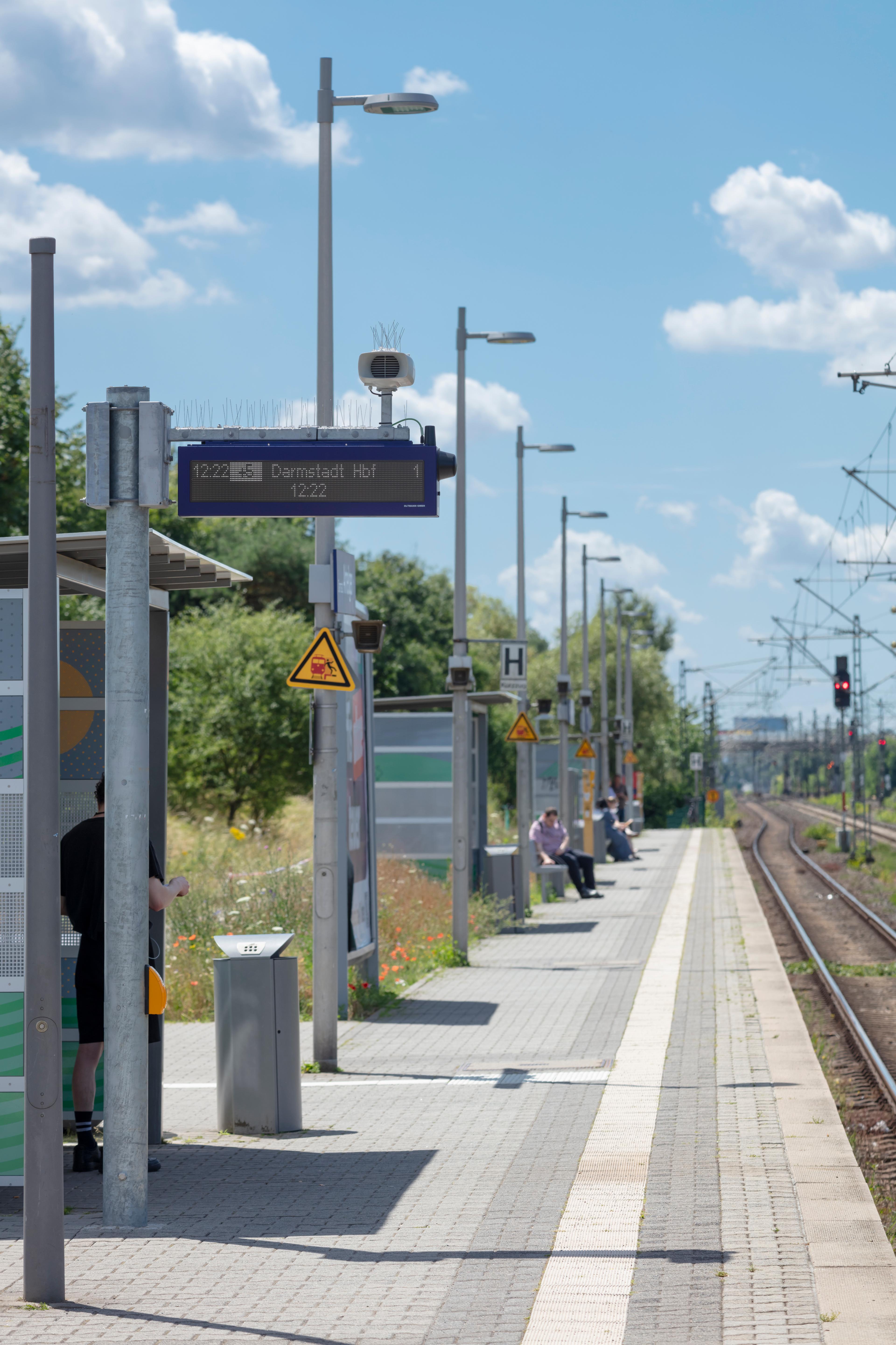 Bahnsteig mit zweizeiligem Dynamischen Schriftanzeiger