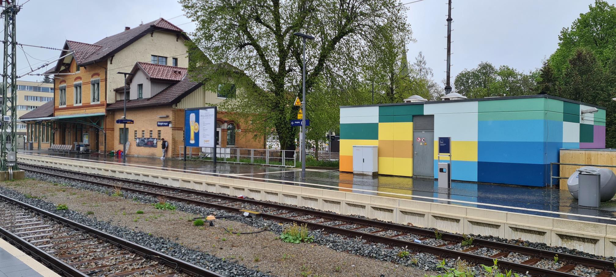 Blick auf das bunt gestrichene Relaisgebäude.