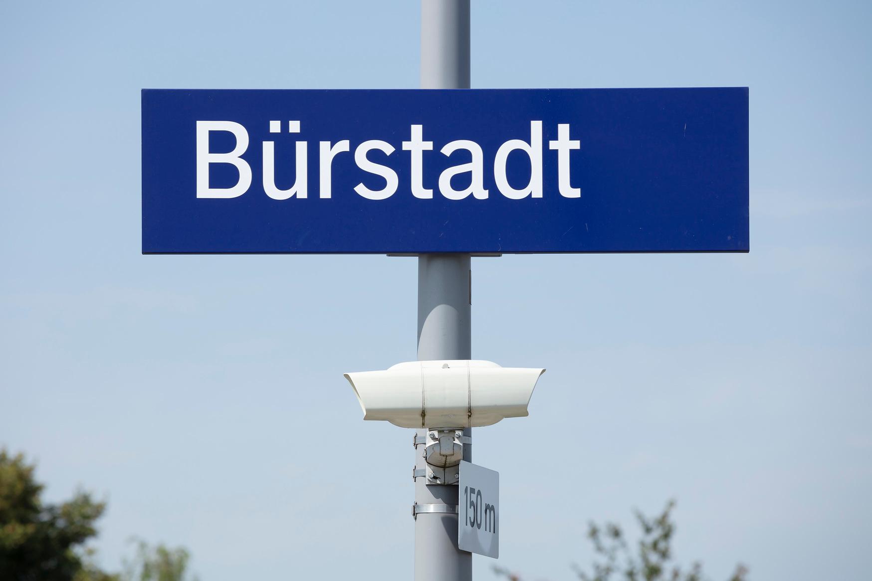 Bahnhofsschild Bürstadt mit Lautsprechern.