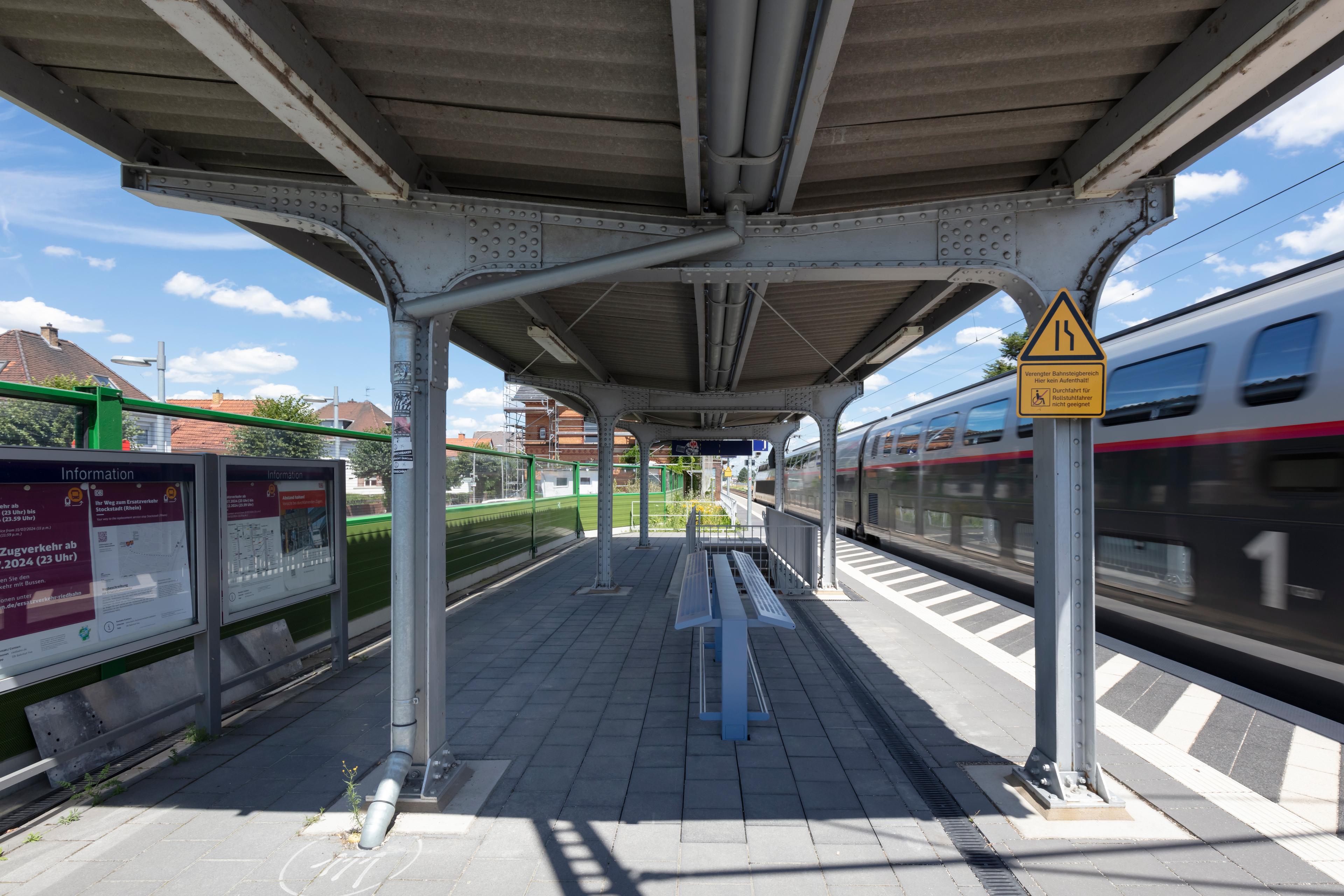 Blick auf die neuen Anlehnmöbel unter der sanierten Treppenüberdachung . 