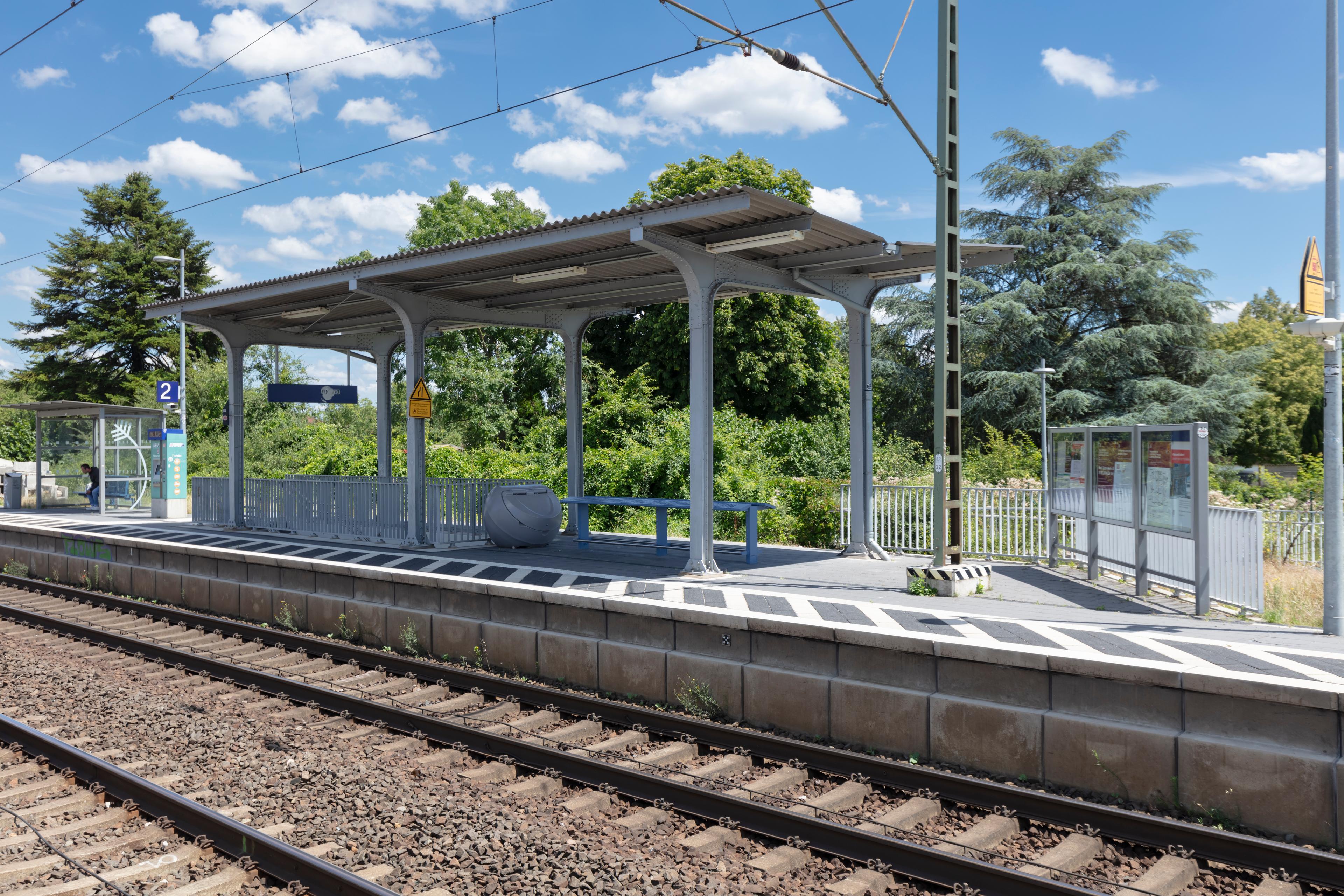 Blick auf die frisch sanierte neue Treppenüberdachung. 