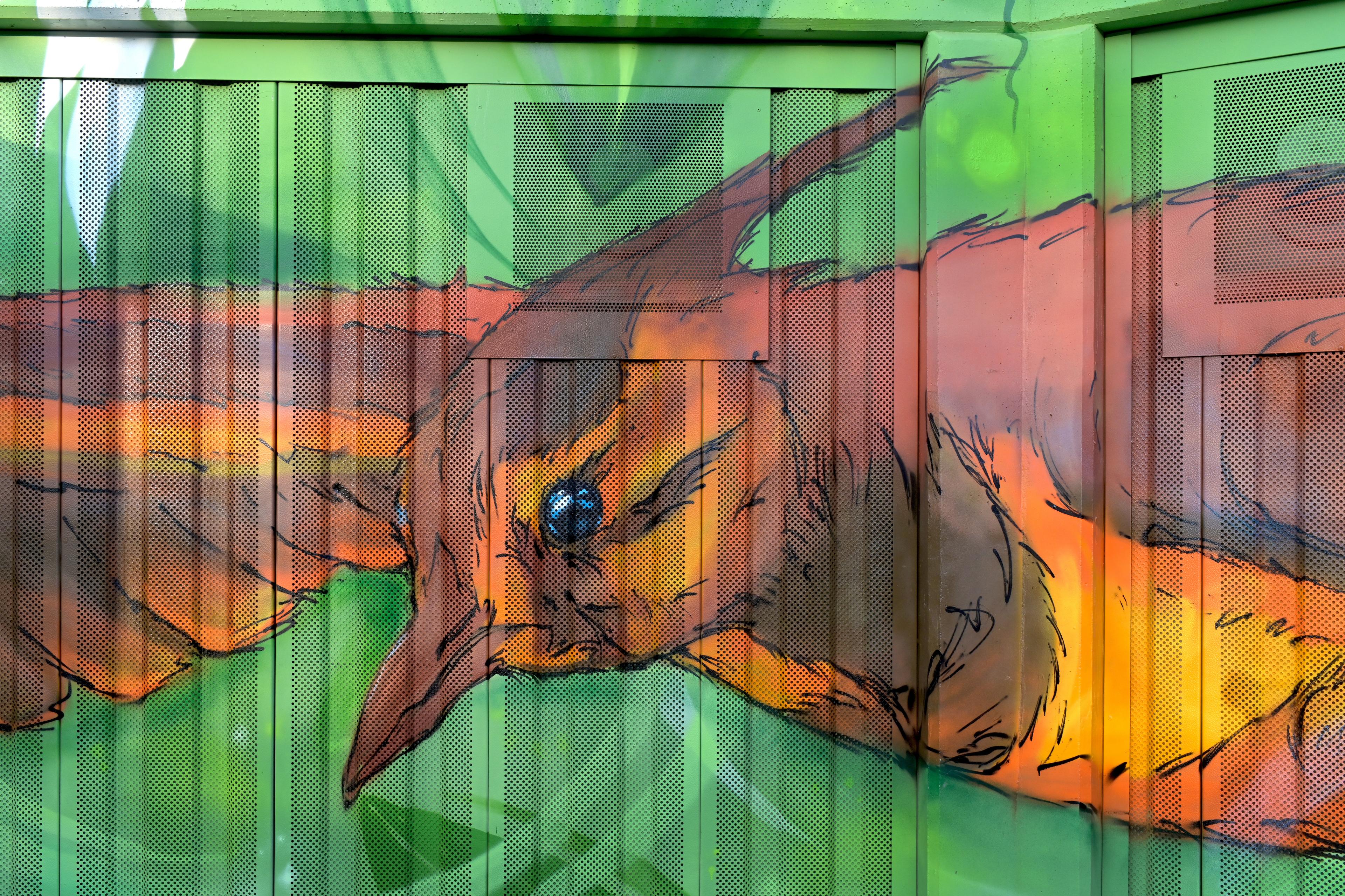 Neue Wandgestaltung mit Vogelmotiven am Zukunftsbahnhof Schwerin Mitte.