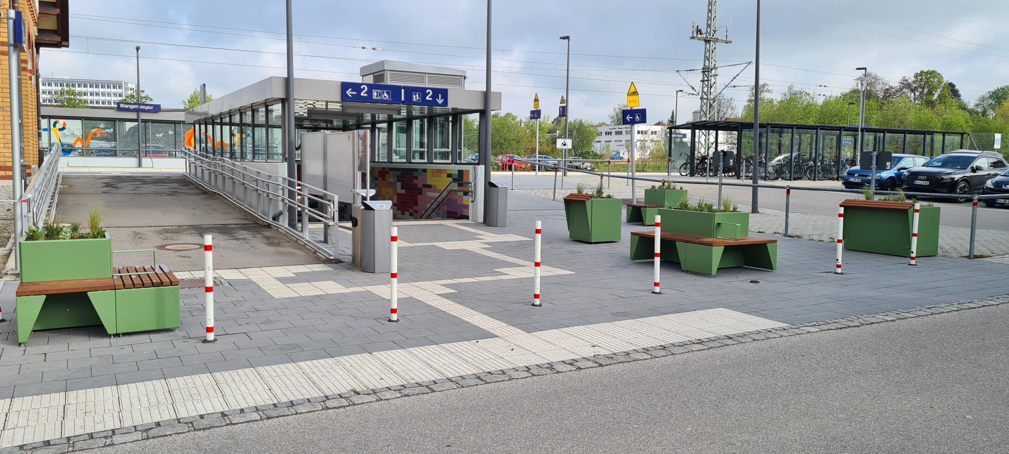 Blick auf die begrünte Sitzfläche am Bahnhofsvorplatz Wangen (Allgäu).