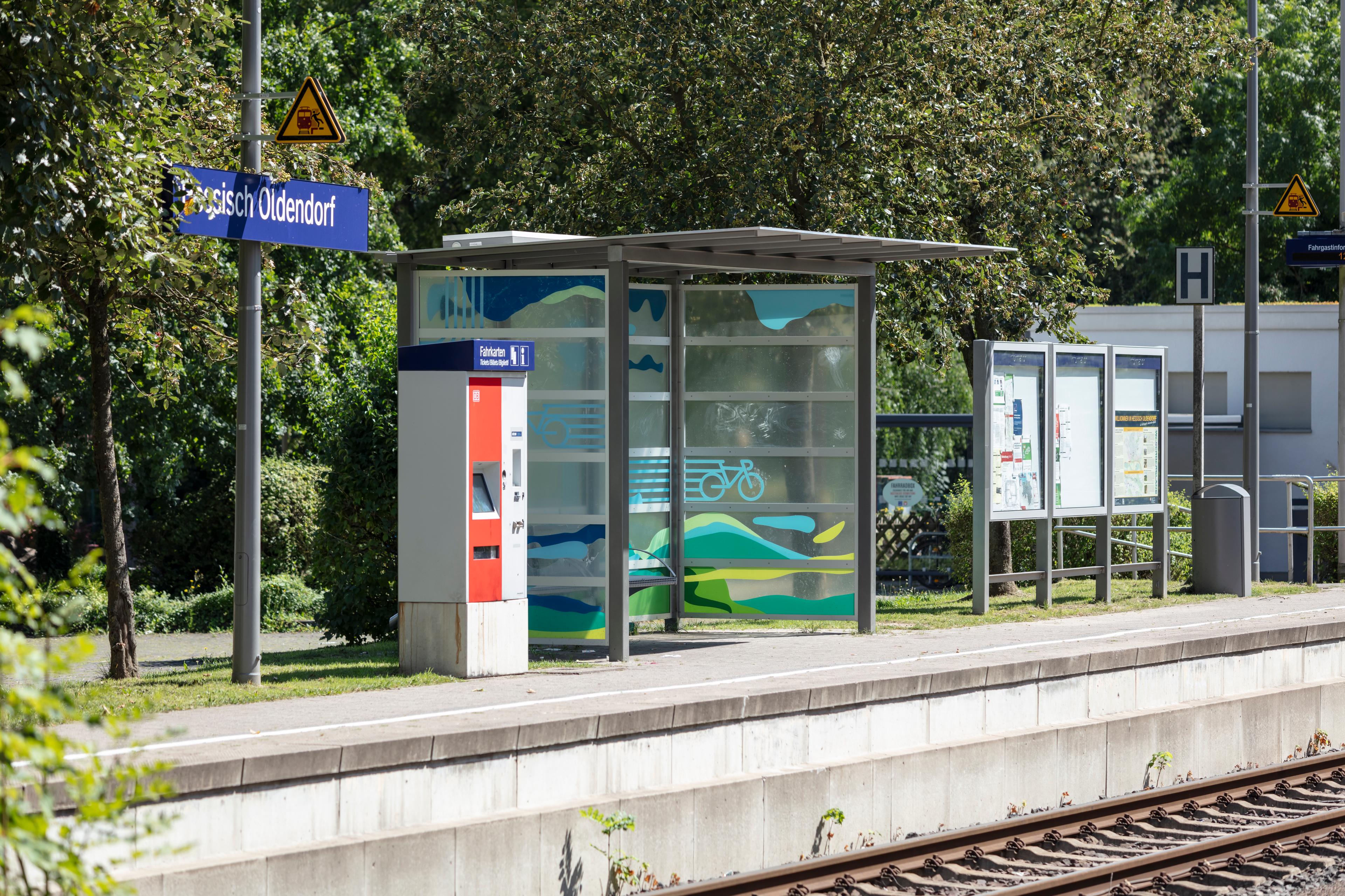 Farbenfrohes und gleichsam transparentes Wetterschutzhäuschen am Bahnhof Hessisch Oldendorf nach der Aufwertung im Rahmen des Konzepts Zukunftsbahnhof.