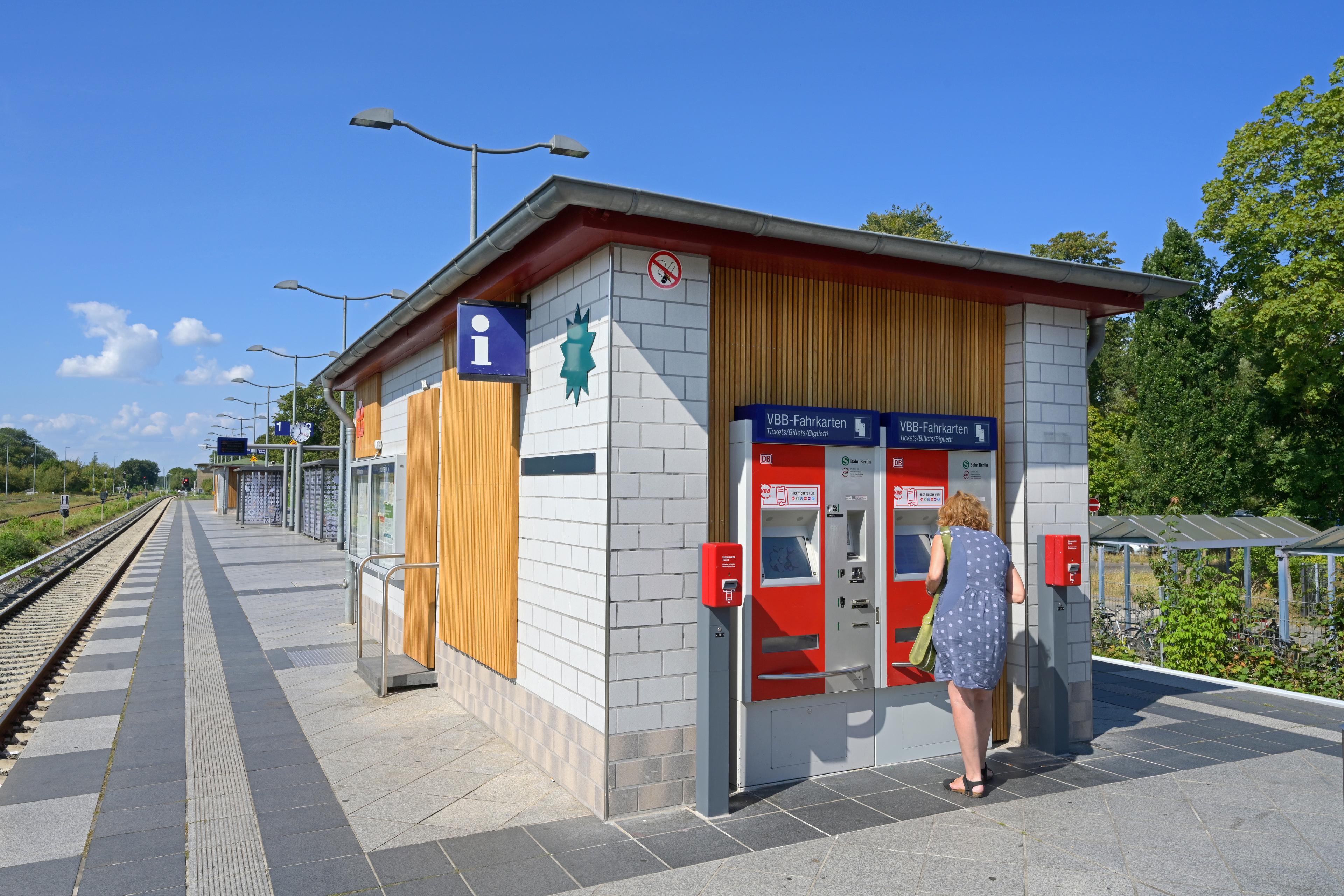 Der Blick auf den S-Bahnhof Fredersdorf (b Berlin) nach der Neugestaltung im Konzept Zukunftsbahnhof mit neuem Automatenstandort.