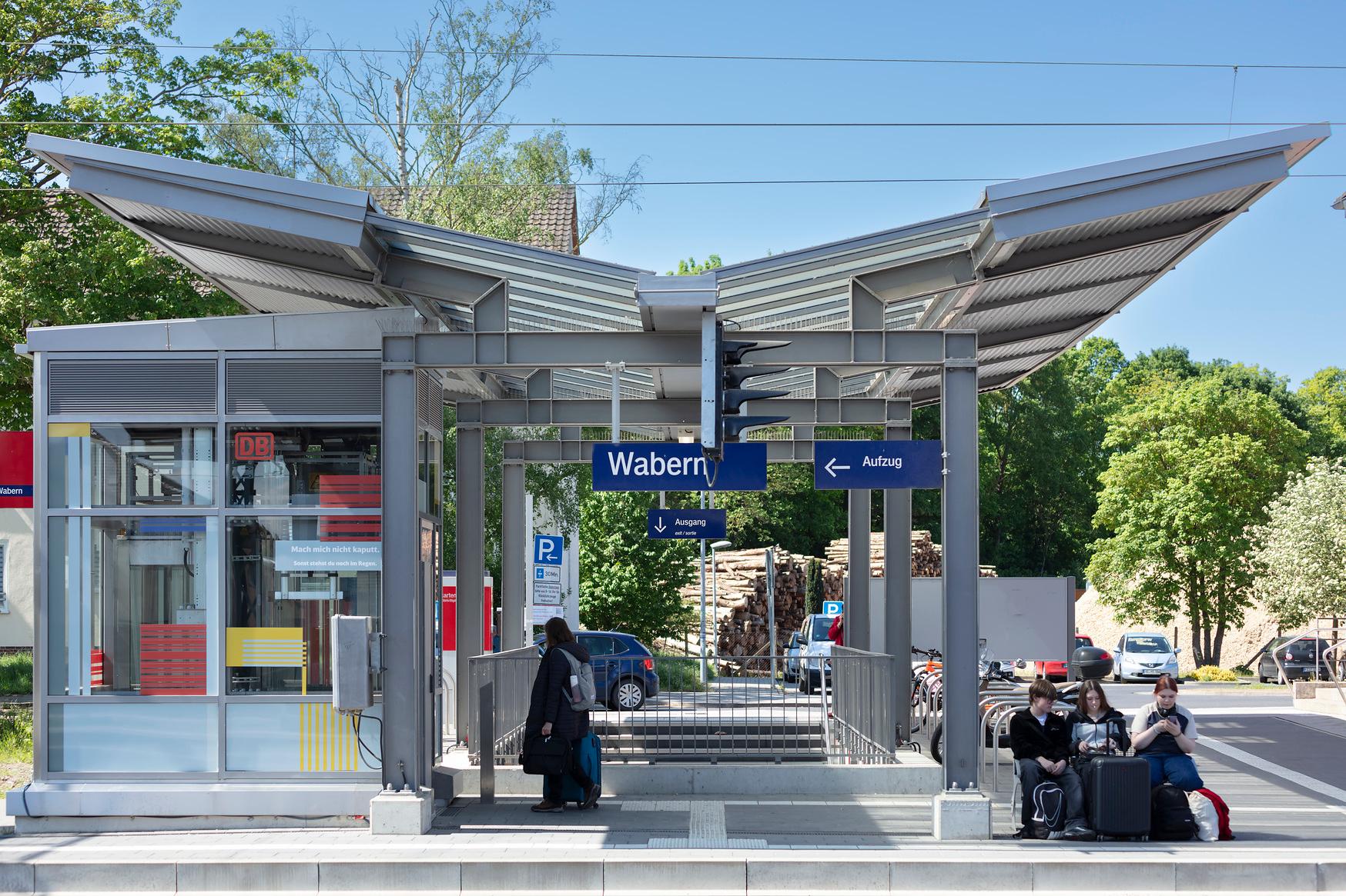 Bunt gestalteter Fahrstuhl am Treppenaufgang zur Personenunterführung. 